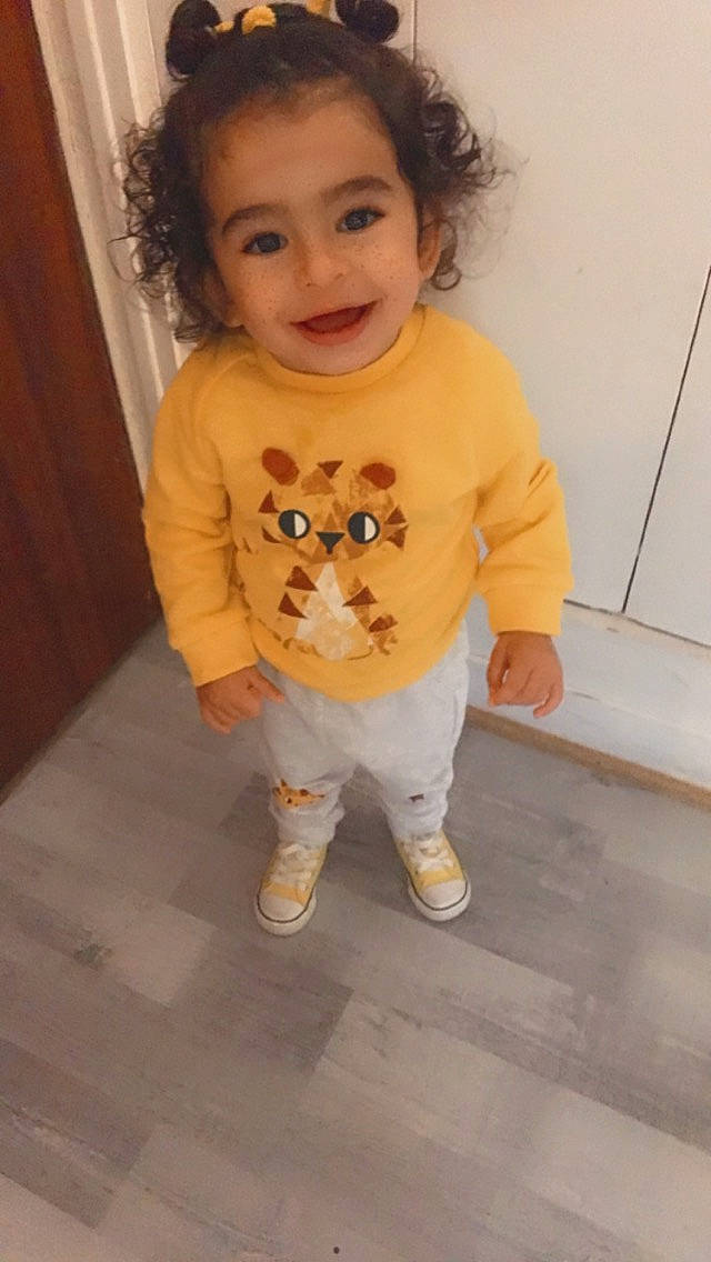 Inayah a rejoint le concours — aidez-le/la à gagner de superbes lots ! baby, child, fawn, joy, person, skin, sleeve, standing, toddler, yellow