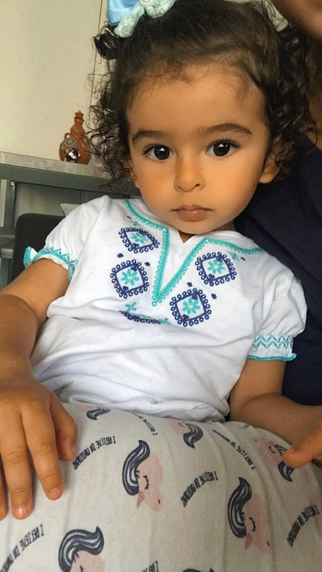 Inayah participe au concours pour gagner de l'argent avec cette photo : arm, baby, black_hair, cheek, child, cool, eye, eyebrow, face, finger, forehead, hair, hairstyle, head, lip, nose, person, skin, smile, toddler