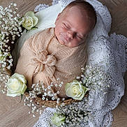 Agathe a rejoint le concours — aidez-le/la à gagner de superbes lots ! newborn, baby, sleeping, swaddled, basket, white_roses, flowers, lace, doily, wooden_floor, peaceful, portrait, infant, soft_wrap, delicate, floral_arrangement, indoor, closeup, cute, resting