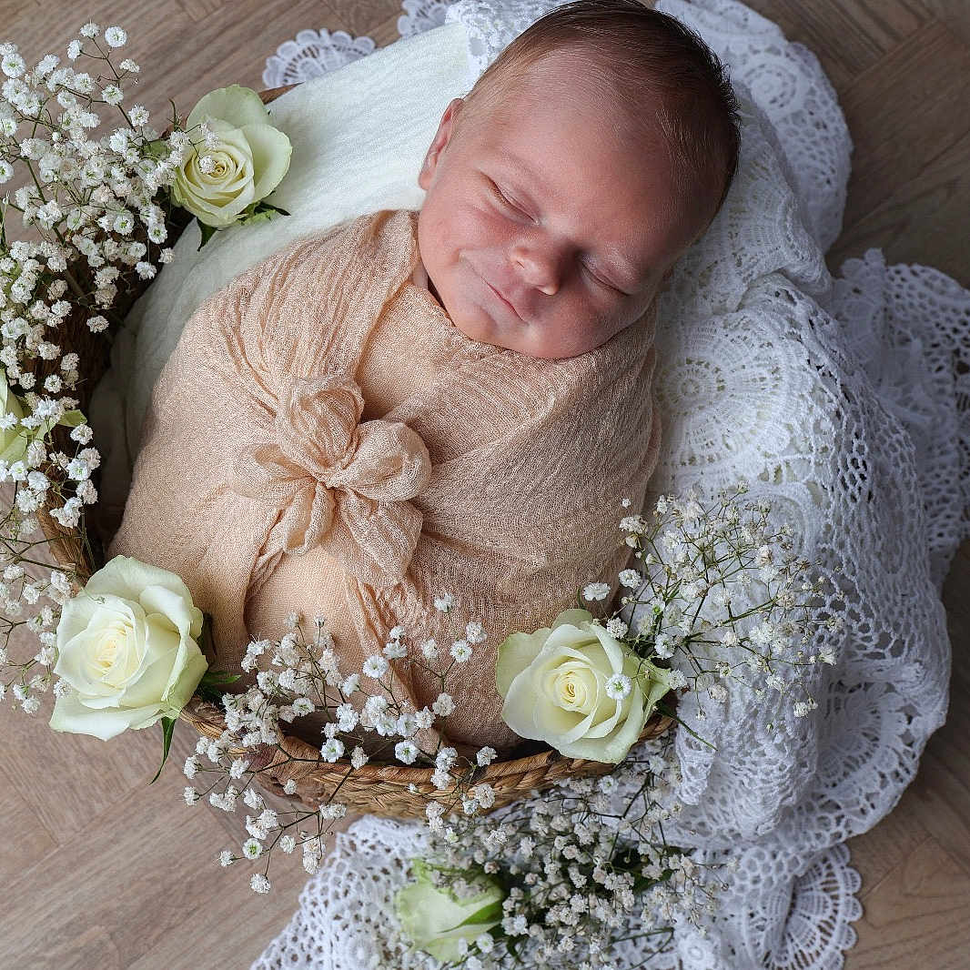 Agathe a rejoint le concours — aidez-le/la à gagner de superbes lots ! baby, basket, closeup, cute, delicate, doily, floral_arrangement, flowers, indoor, infant, lace, newborn, peaceful, portrait, resting, sleeping, soft_wrap, swaddled, white_roses, wooden_floor