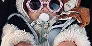 Louise a rejoint le concours — aidez-le/la à gagner de superbes lots ! baby, child, pacifier, sunglasses, plush_toy, blanket, coat, winter_clothing, hood, hand, infant, face, cute, soft_texture, car_seat, cozy, warm, sleepy, accessory, toy