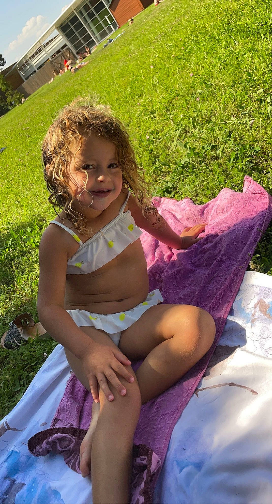 Esme participe au concours pour gagner de l'argent avec cette photo : abdomen, blond, brassiere, child, fun, grass, happy, human_leg, joy, lap, leisure, people_in_nature, person, pink, plant, recreation, shorts, smile, summer, thigh