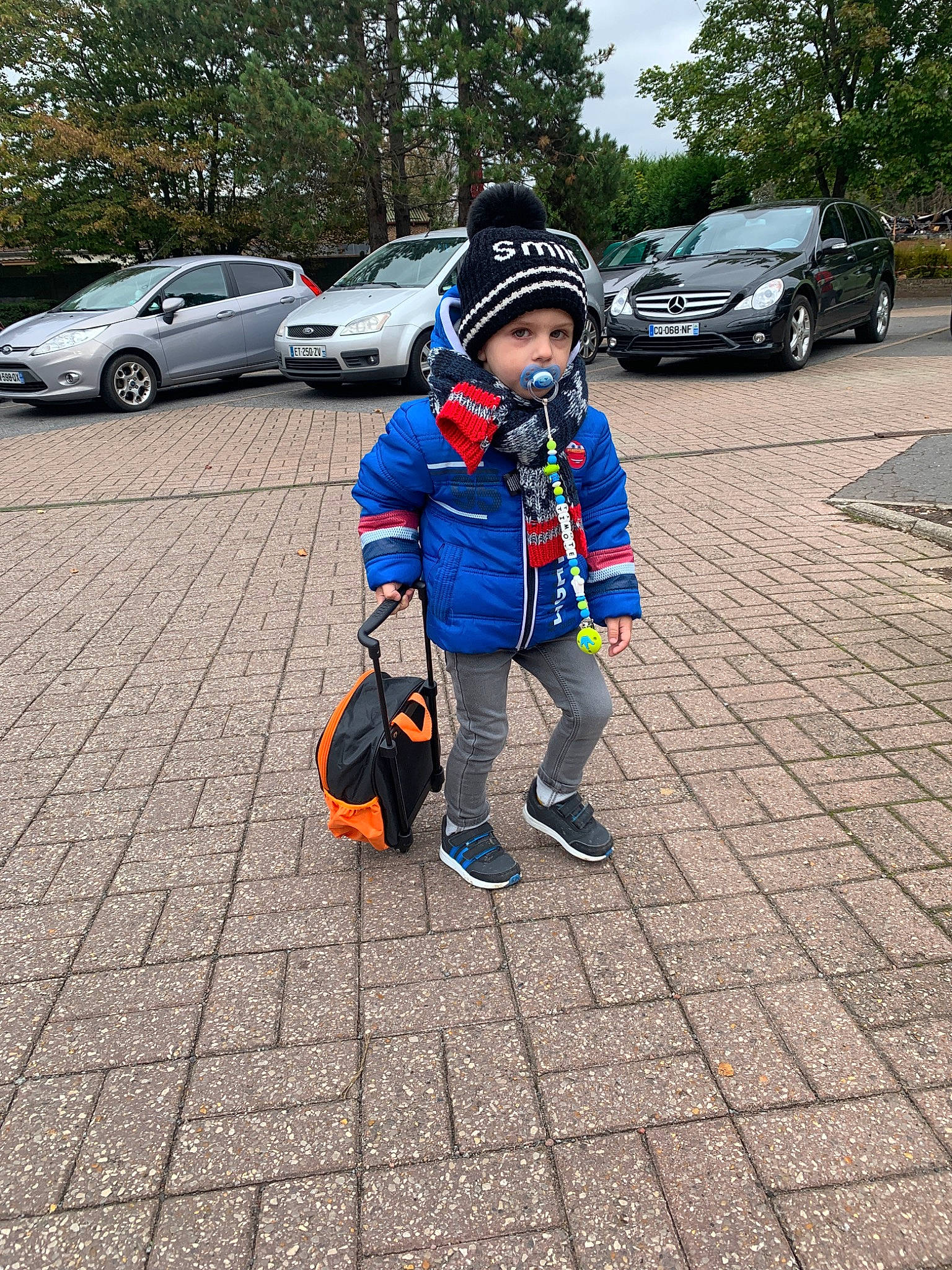 Timoté a rejoint le concours — aidez-le/la à gagner de superbes lots ! asphalt, car, child, city_car, family_car, headwear, person, street, toddler, vacation, vehicle