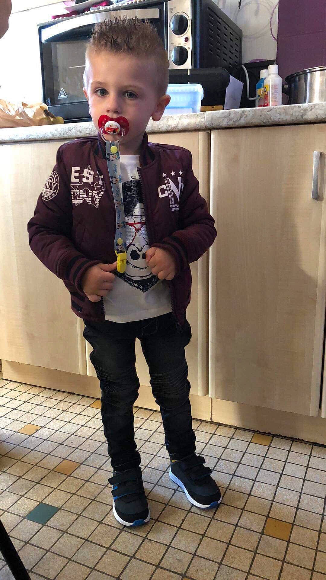 Timoté participe au concours pour gagner de l'argent avec cette photo : child, costume, jacket, person, toddler