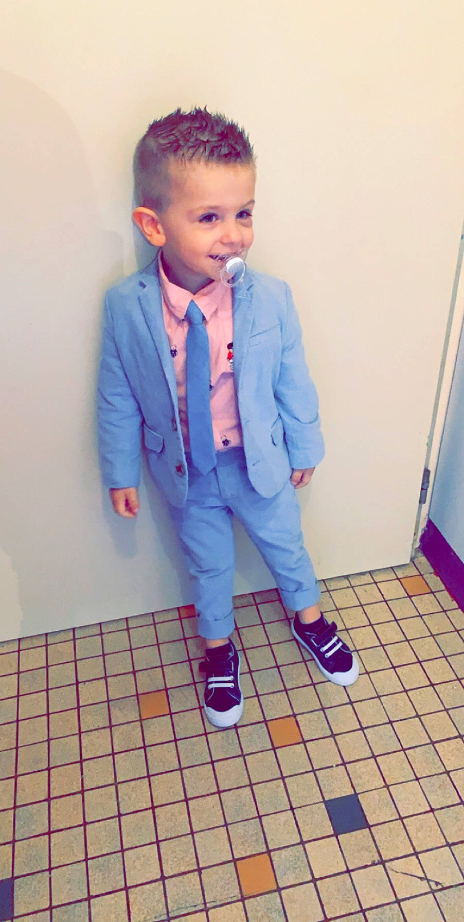 Timoté a rejoint le concours — aidez-le/la à gagner de superbes lots ! blazer, blue, child, cool, forehead, gentleman, jacket, jeans, joy, outerwear, person, pink, purple, shoe, standing, suit, tie, toddler, top