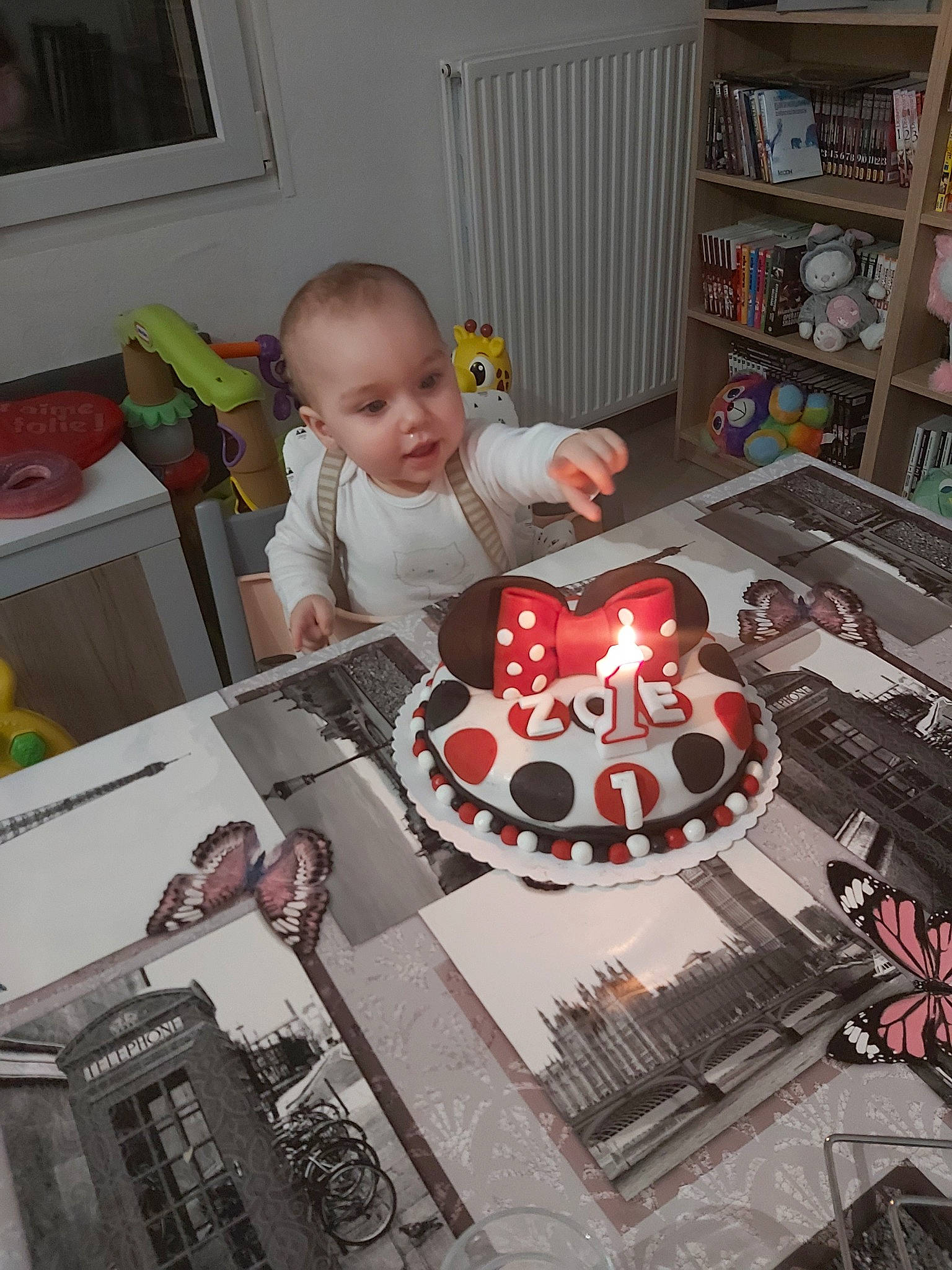 Zoé participe au concours pour gagner de l'argent avec cette photo : art, child, games, person, play, room, table, toddler