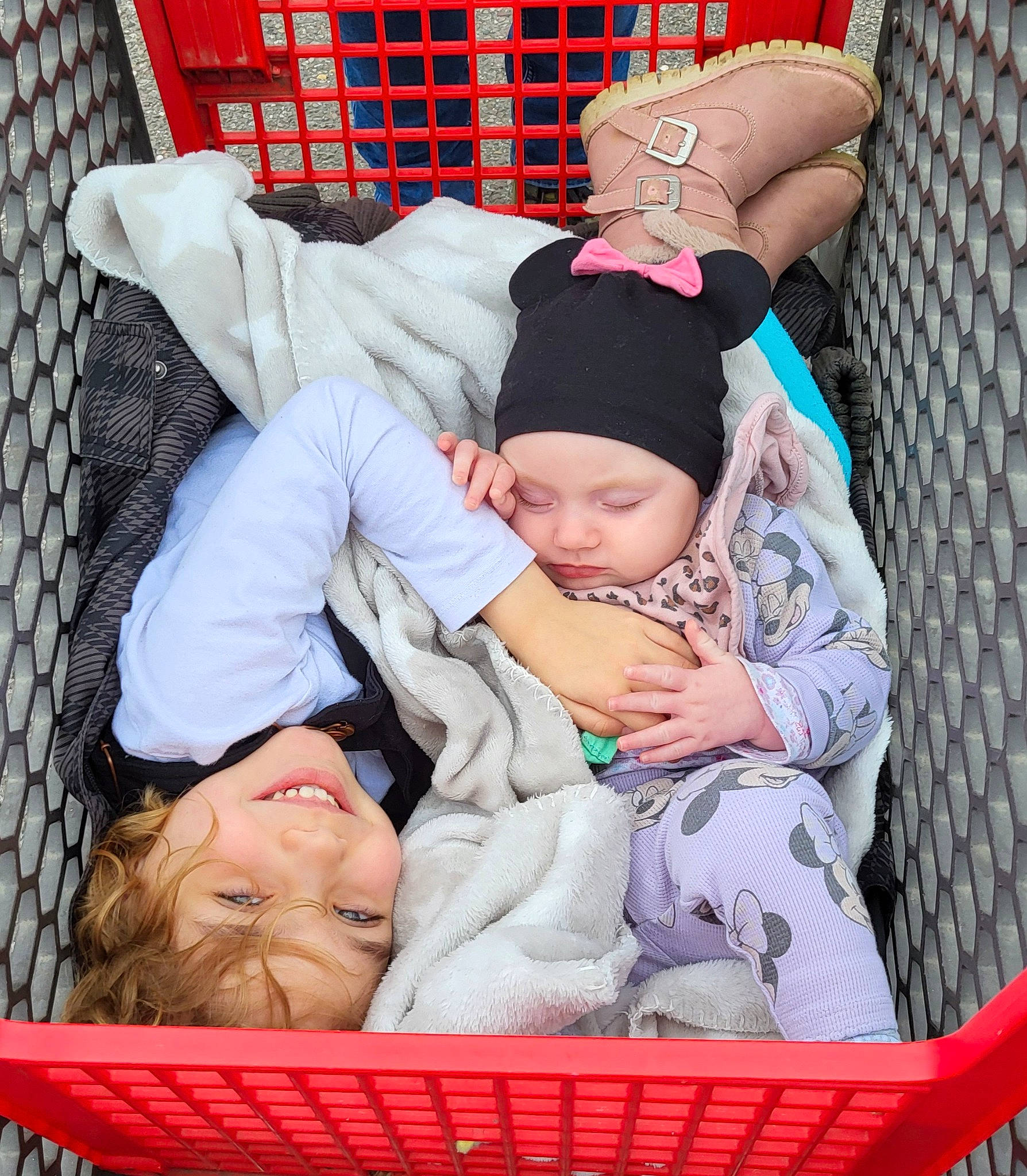 Zoé a rejoint le concours — aidez-le/la à gagner de superbes lots ! baby, baby_products, baby_toddler_clothing, child, comfort, event, fun, grass, happy, headwear, joy, lap, leisure, mammal, organ, pattern, people, person, pink, product