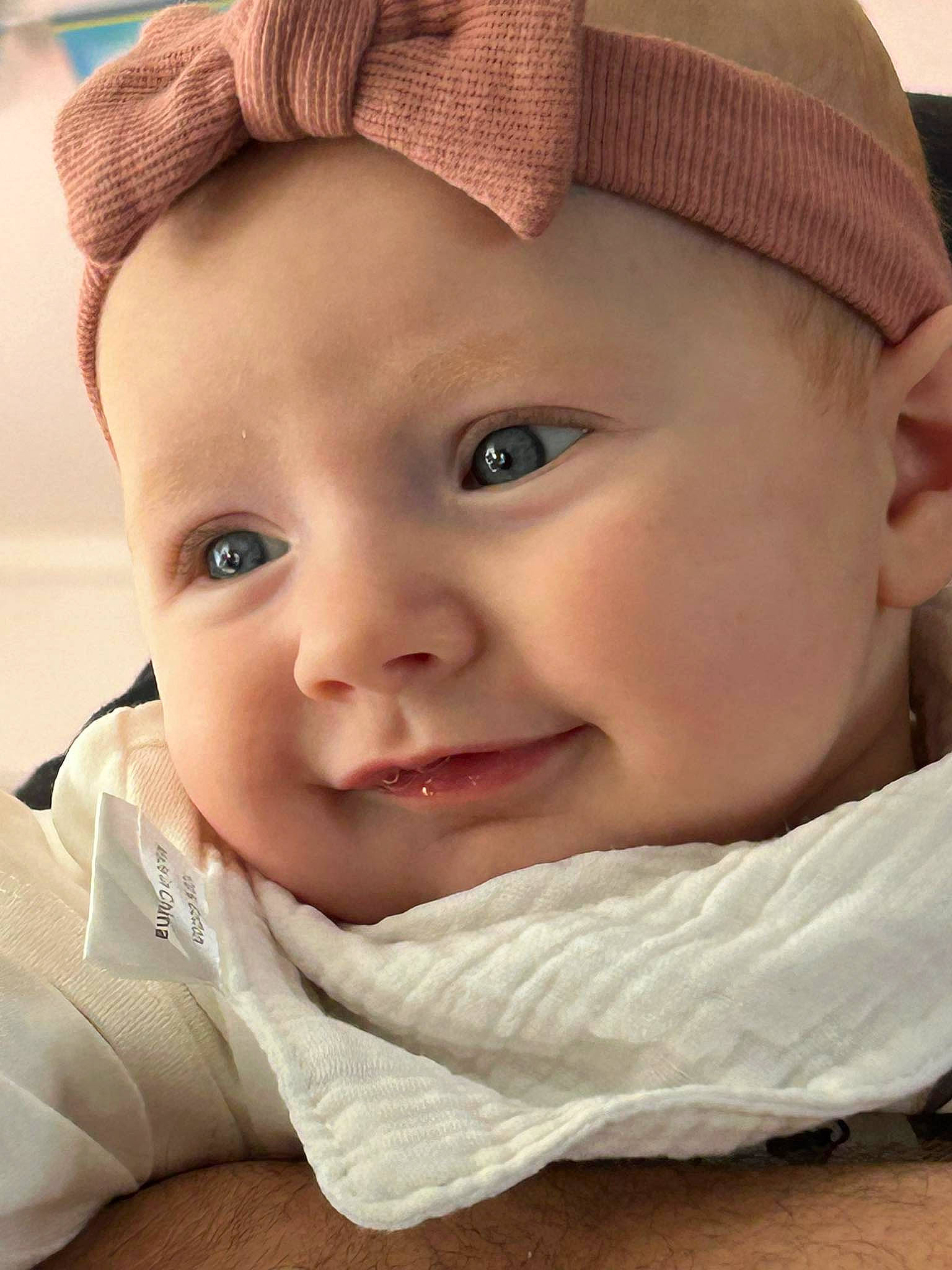 Eve a rejoint le concours — aidez-le/la à gagner de superbes lots ! baby, baby_toddler_clothing, cap, cheek, chin, eyebrow, eyelash, face, happy, hat, headgear, headwear, iris, lip, nose, outerwear, person, product, skin, sleeve