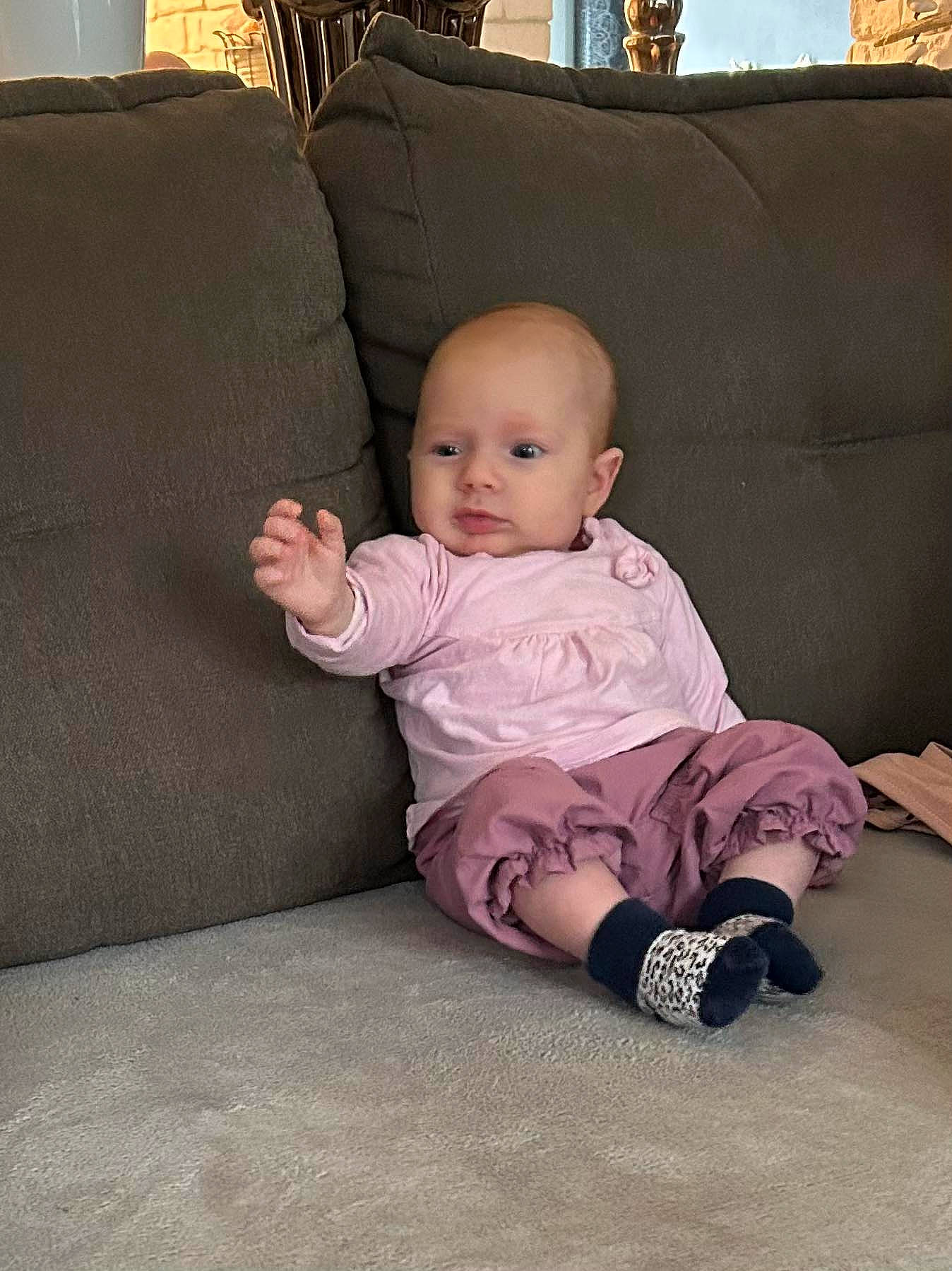 Eve a rejoint le concours — aidez-le/la à gagner de superbes lots ! baby, baby_toddler_clothing, cheek, child, comfort, couch, dress, flooring, human_leg, knee, lamp, lap, living_room, magenta, person, room, sitting, sleeve, sock, toddler