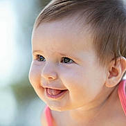 Lina a rejoint le concours — aidez-le/la à gagner de superbes lots ! baby, child, close_up, clothing, cute, ear, eye, face, hair, happy, infant, mouth, person, pink, portrait, shoulder, skin, smiling, tongue, young
