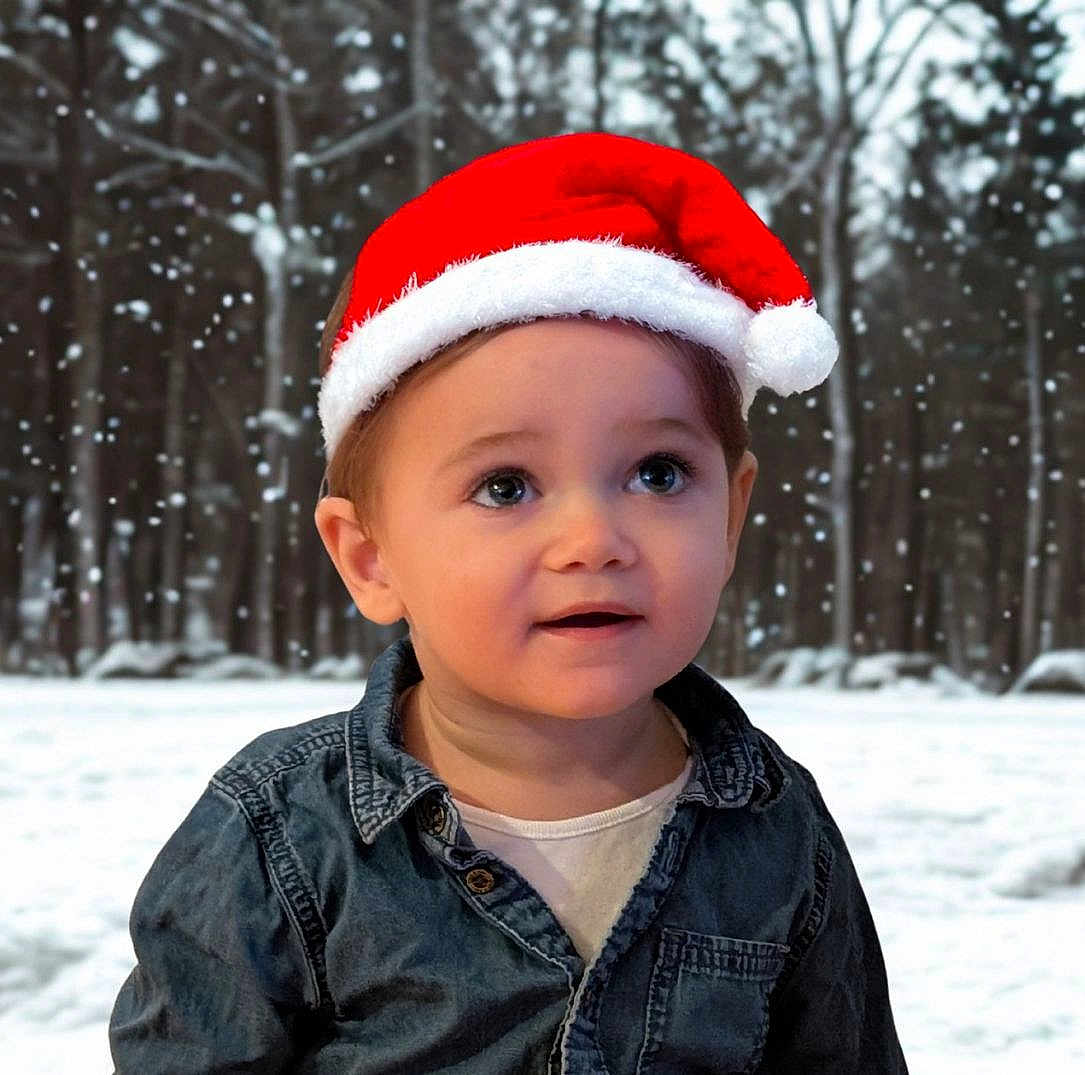 Liano participe au concours pour gagner de l'argent avec cette photo : toddler, child, santa_hat, denim_shirt, winter, snow, forest, outdoor, portrait, cute, holiday, christmas, seasonal, young_child, smiling, winter_clothing, face, headwear, snowfall, nature