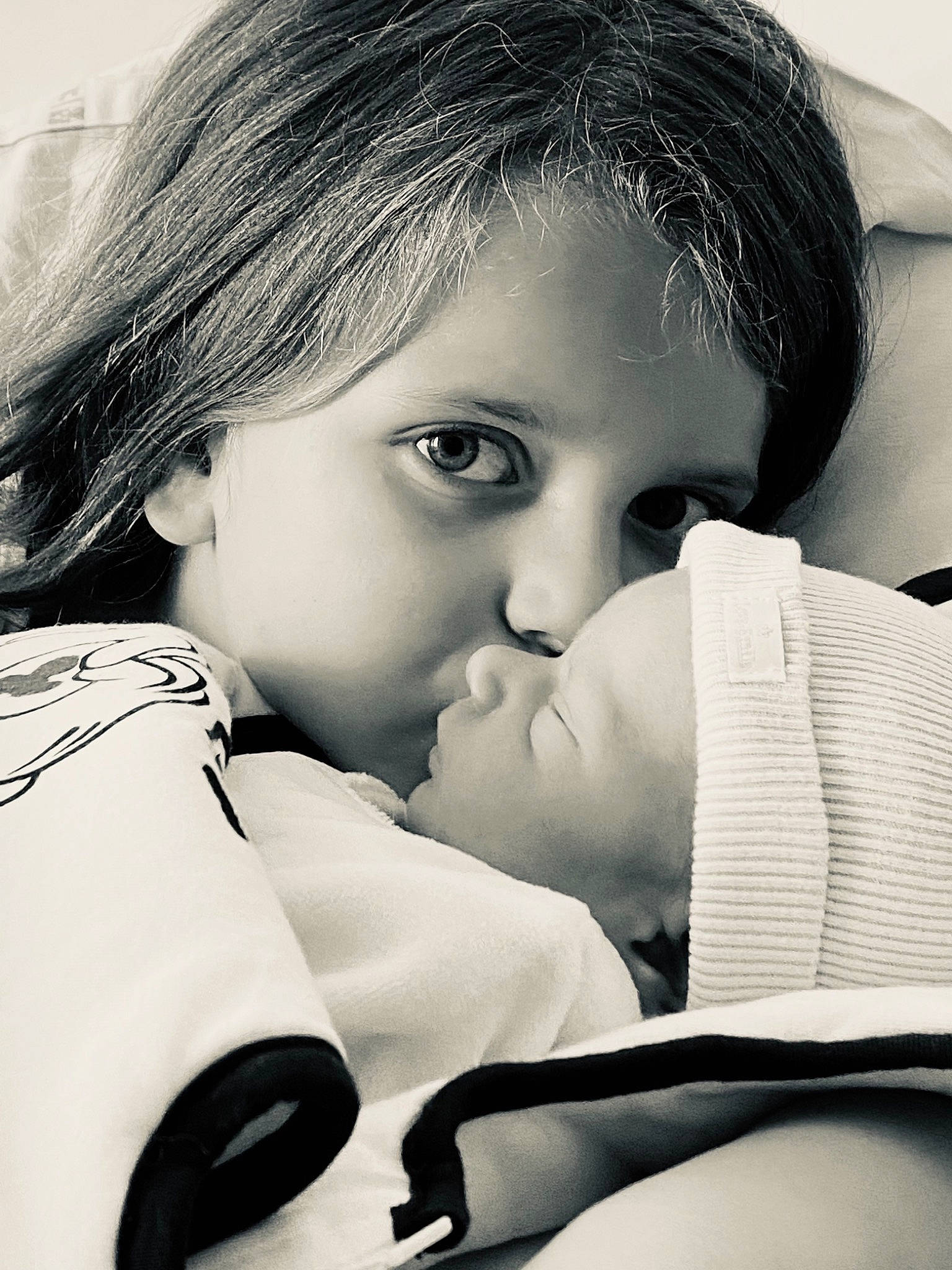 Ileana a rejoint le concours — aidez-le/la à gagner de superbes lots ! black_and_white, black_hair, child, chin, comfort, eye, eyebrow, eyelash, facial_expression, flash_photography, gesture, hairstyle, happy, head, lip, neck, nose, person, skin, smile