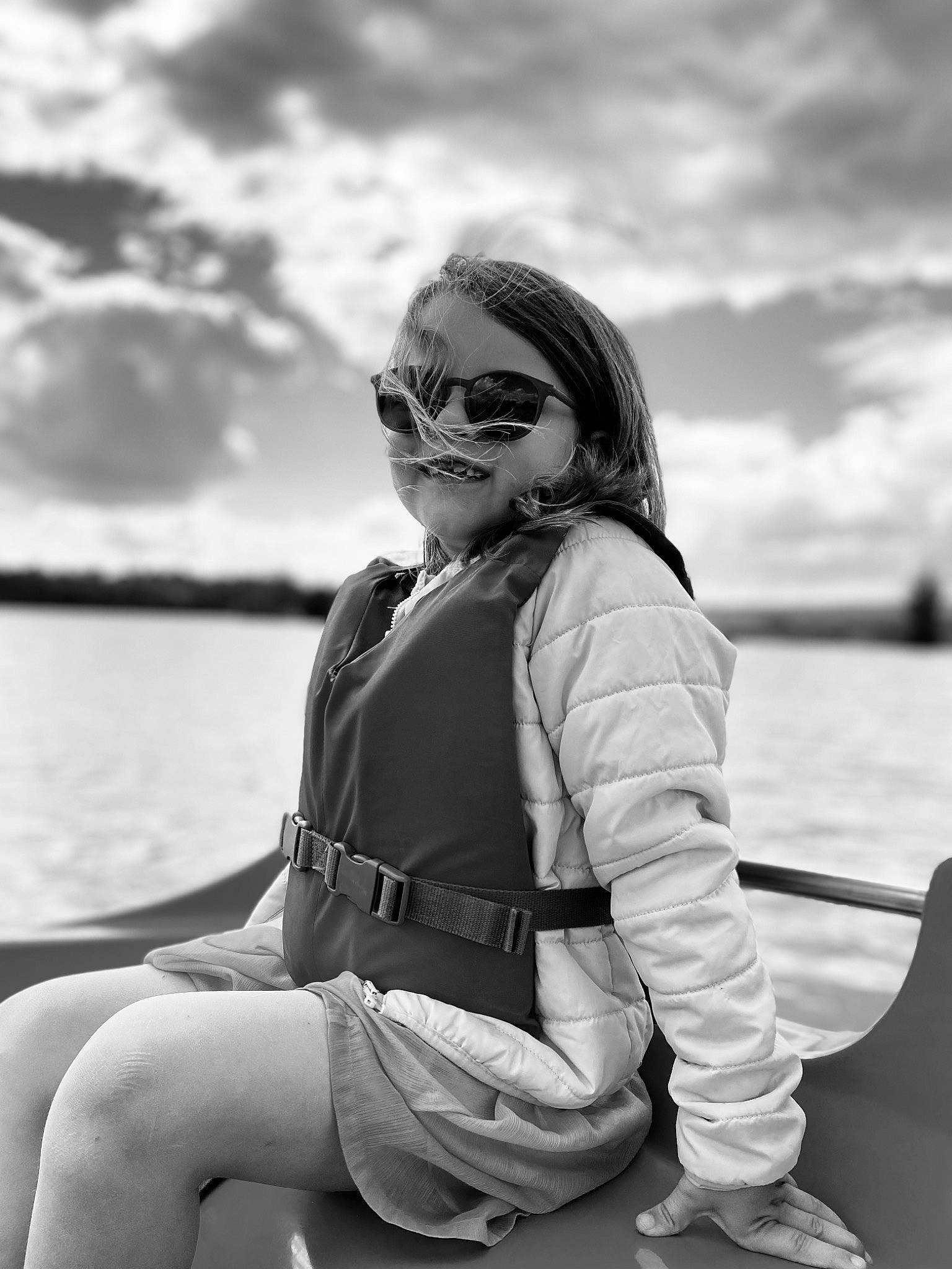 Ileana participe au concours pour gagner de l'argent avec cette photo : black, black_and_white, cloud, eyewear, face, flash_photography, glasses, goggles, hairstyle, happy, lake, monochrome, monochrome_photography, person, sky, smile, street_fashion, style, sunglasses, vision_care