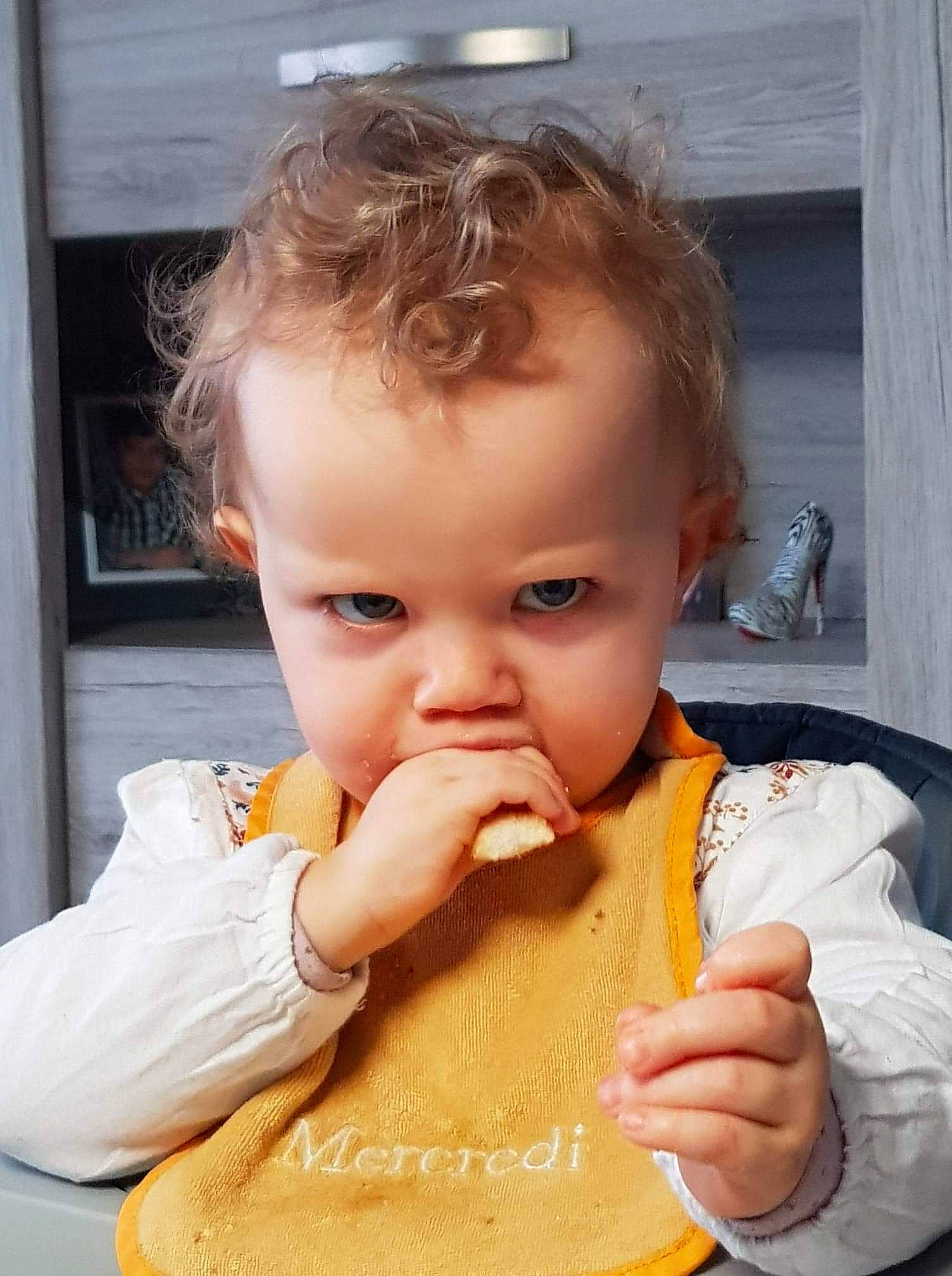 Alizee a rejoint le concours — aidez-le/la à gagner de superbes lots ! arm, baby, baby_playing_with_food, baby_toddler_clothing, cheek, chin, face, finger, food_craving, gesture, happy, human, lip, mouth, neck, nose, person, skin, sleeve, thumb