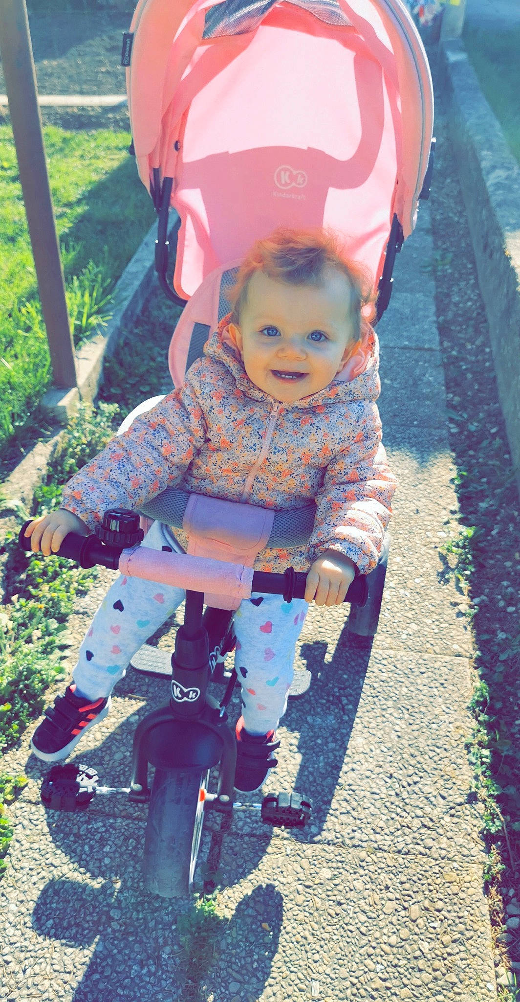 Alizee a rejoint le concours — aidez-le/la à gagner de superbes lots ! baby_toddler_clothing, bicycle_tire, child, cool, grass, happy, joy, leaf, leisure, magenta, people_in_nature, person, photograph, pink, product, red, smile, snapshot, tints_and_shades, tire