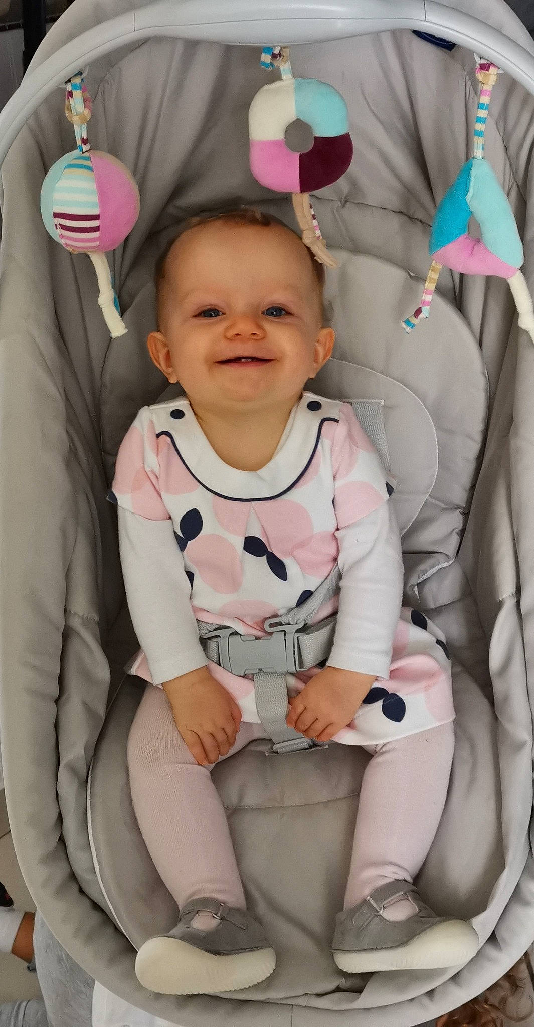 Alizee a rejoint le concours — aidez-le/la à gagner de superbes lots ! baby, baby_carriage, baby_toddler_clothing, beauty, cheek, child, comfort, finger, happy, joy, magenta, outerwear, person, pink, product, skin, sleeve, smile, t_shirt, textile