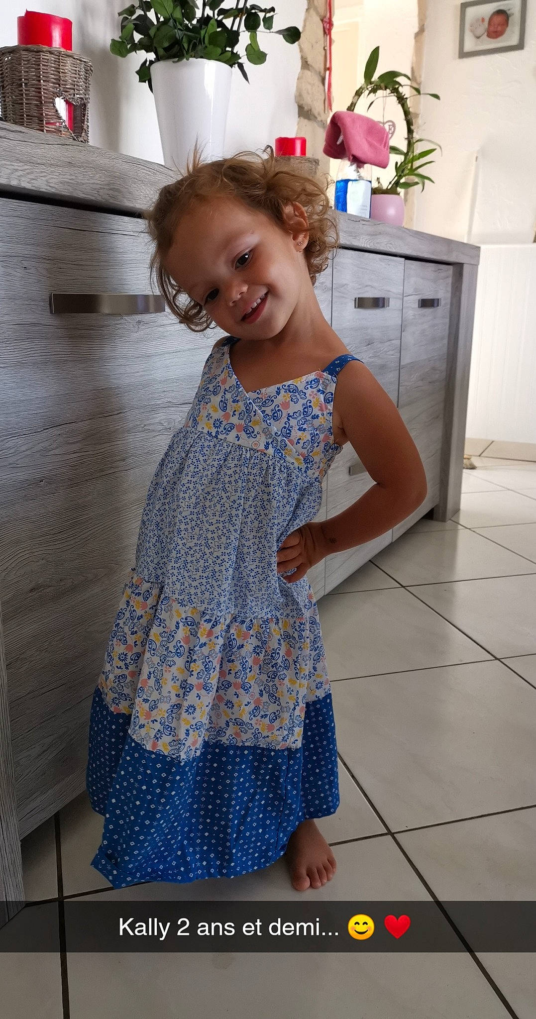 Kally a rejoint le concours — aidez-le/la à gagner de superbes lots ! baby_toddler_clothing, cabinetry, day_dress, drawer, dress, floor, flooring, joint, joy, one_piece_garment, person, purple, skin, sleeve, smile, standing, thigh, toddler, trunk, waist
