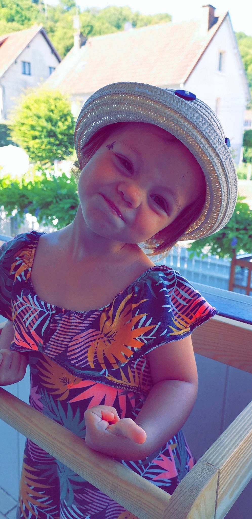 Kally a rejoint le concours — aidez-le/la à gagner de superbes lots ! cap, cool, eyewear, fun, grass, happy, hat, headgear, headwear, leaf, leisure, light, person, pink, plant, recreation, smile, summer, sun_hat, sunlight