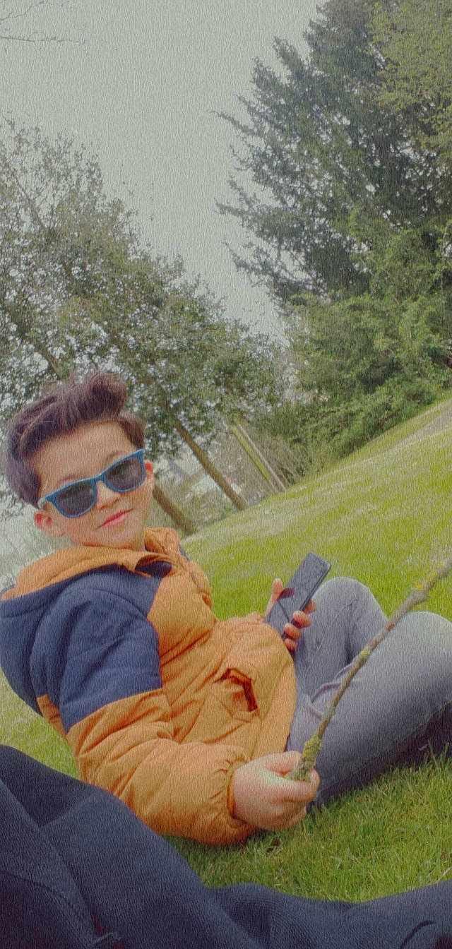 Belkacem a rejoint le concours — aidez-le/la à gagner de superbes lots ! comfort, cool, eyewear, fun, glasses, goggles, grass, happy, lap, leaf, leisure, people_in_nature, person, plant, recreation, sitting, sky, sunglasses, tree, vertebrate