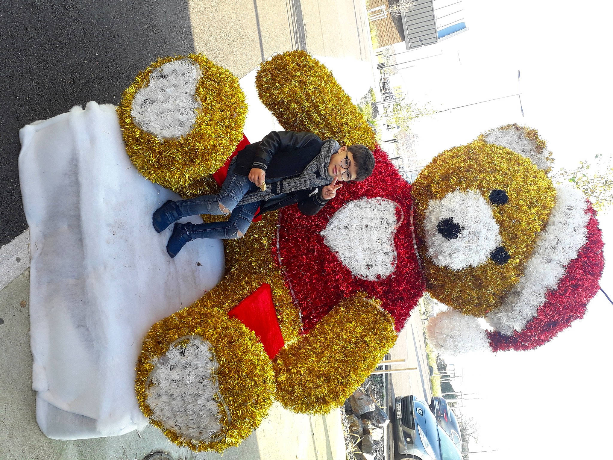 Belkacem a rejoint le concours — aidez-le/la à gagner de superbes lots ! art, carmine, event, fashion_accessory, fictional_character, font, fun, fur, jewellery, mascot, pattern, person, plush, public_event, stuffed_toy, textile, toy, tradition, yellow