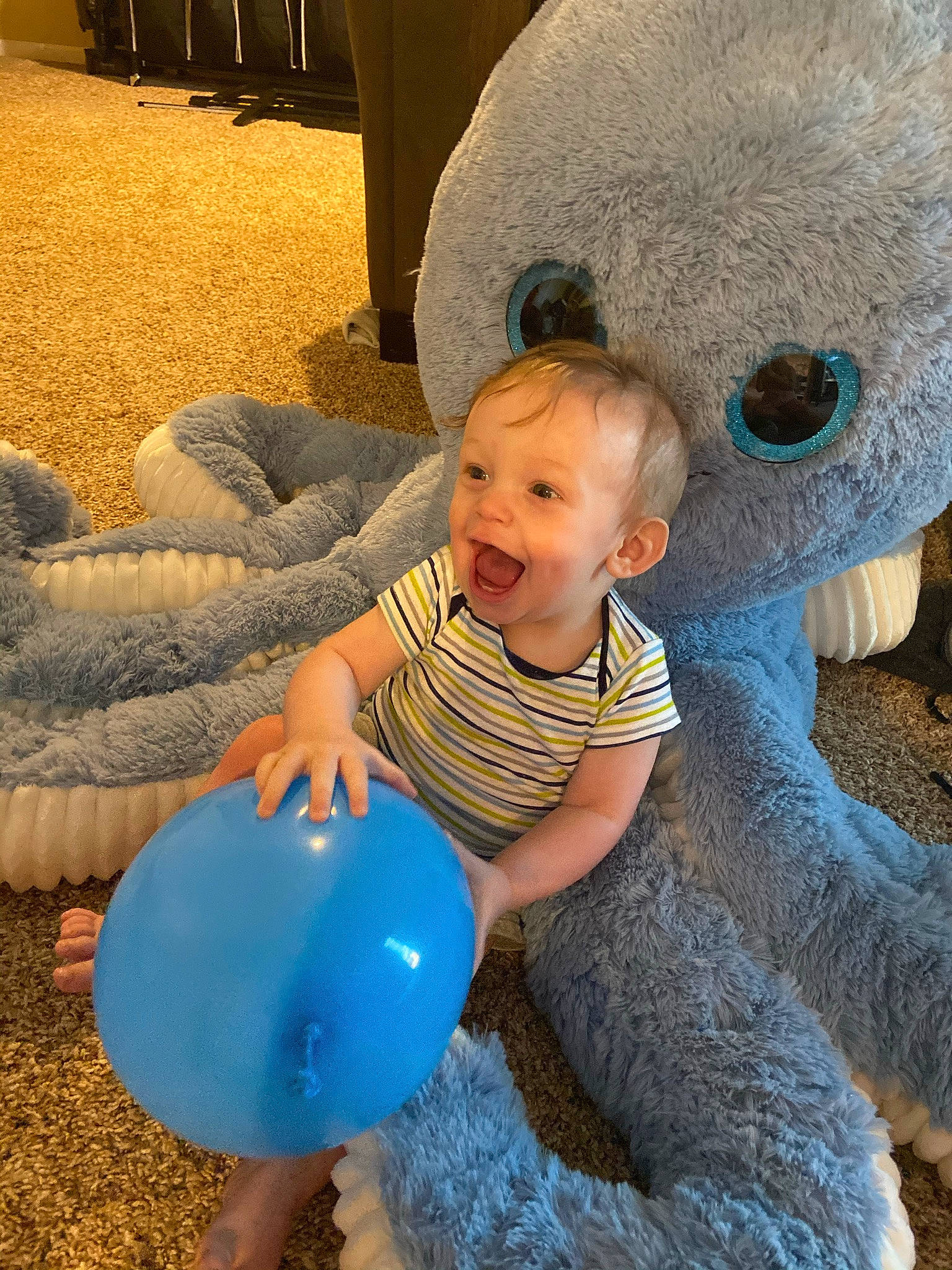 Axl is registered to the contest to win money with this photo: azure, baby, baby_toddler_clothing, balloon, beauty, blue, child, electric_blue, face, fun, green, happy, head, leisure, organ, person, photograph, product, smile, toddler