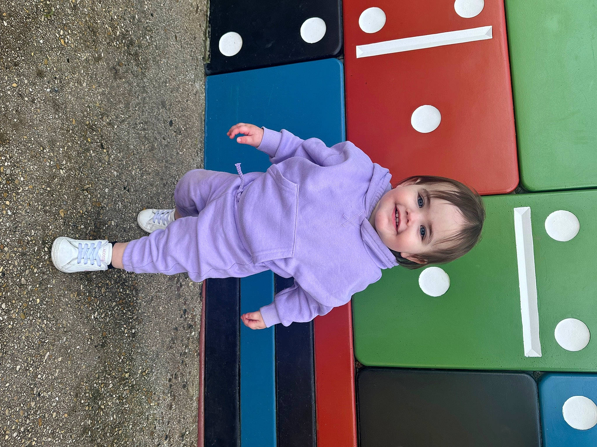 Layanna a rejoint le concours — aidez-le/la à gagner de superbes lots ! baby, baby_toddler_clothing, child, facial_expression, flooring, fun, grass, happy, joy, leisure, magenta, pattern, person, play, product, recreation, smile, toddler, walking_shoe