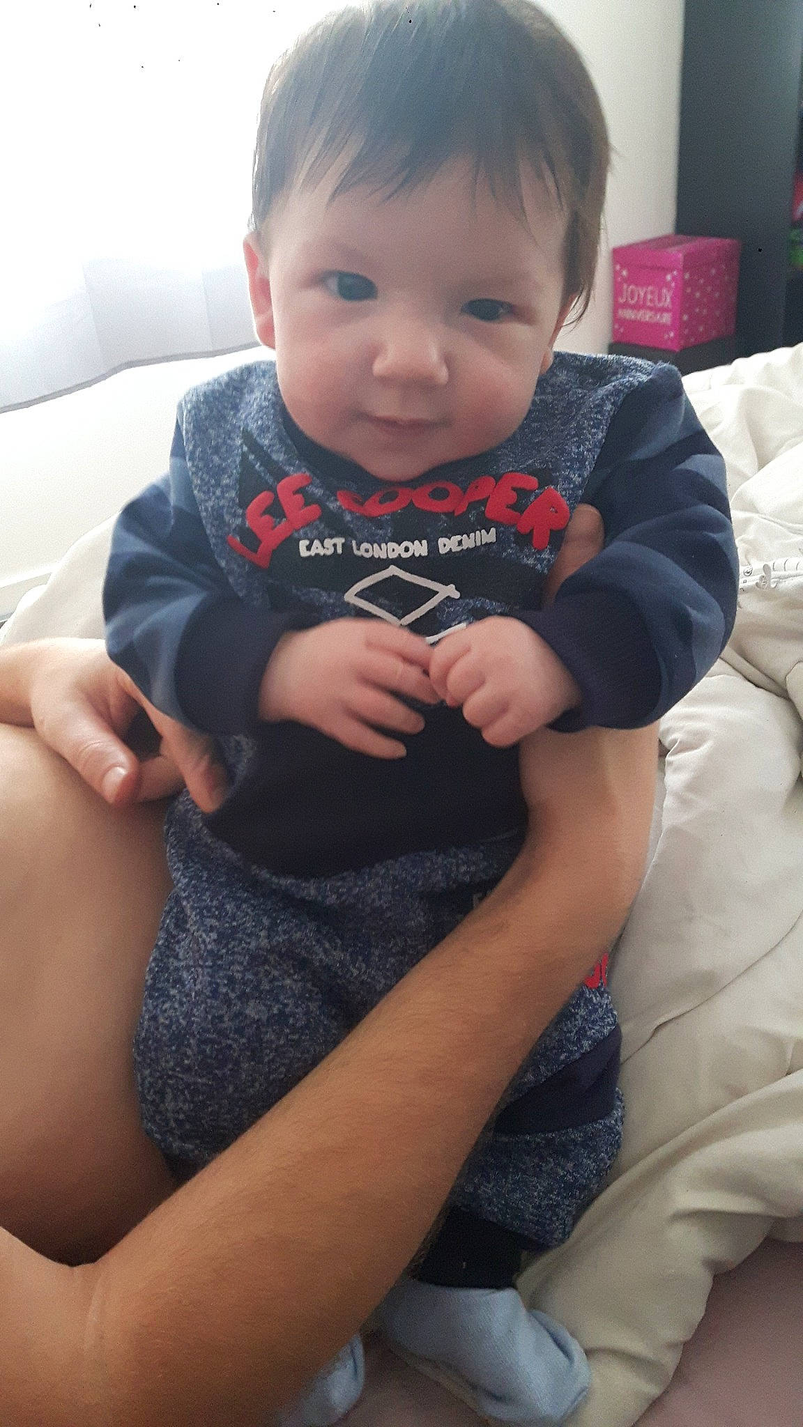 Sean a rejoint le concours — aidez-le/la à gagner de superbes lots ! arm, baby, cheek, child, finger, hand, leg, person, sitting, skin, thigh, toddler