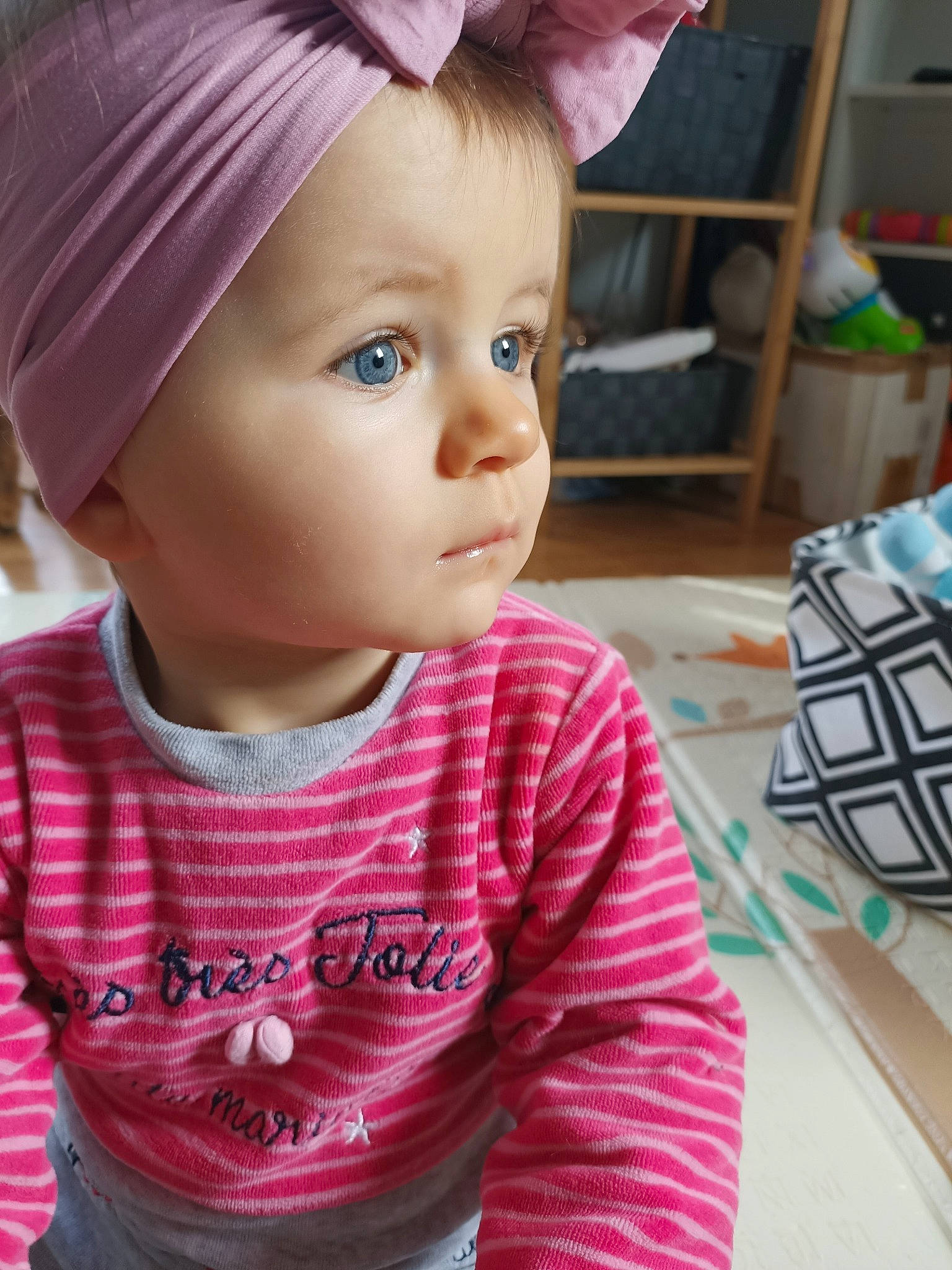 Julia participe au concours pour gagner de l'argent avec cette photo : cap, cheek, chin, clothing, eyebrow, eyelash, face, facial_expression, forehead, hairstyle, head, human, lip, mouth, neck, nose, organ, person, product, skin