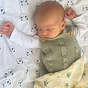 Eliot participe au concours pour gagner de l'argent avec cette photo : baby, blanket, child, cozy, cute, fabric, face, hands, head, indoors, infant, knitted_clothing, newborn, panda_print, peaceful, portrait, resting, sleeping, sleepwear, soft_toy_pattern