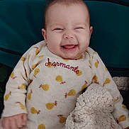 Naëlya participe au concours pour gagner de l'argent avec cette photo : baby, blanket, child, clothing, cozy, cute, expression, face, happy, indoor, infant, joy, onesie, person, portrait, sitting, smiling, soft, warm, young