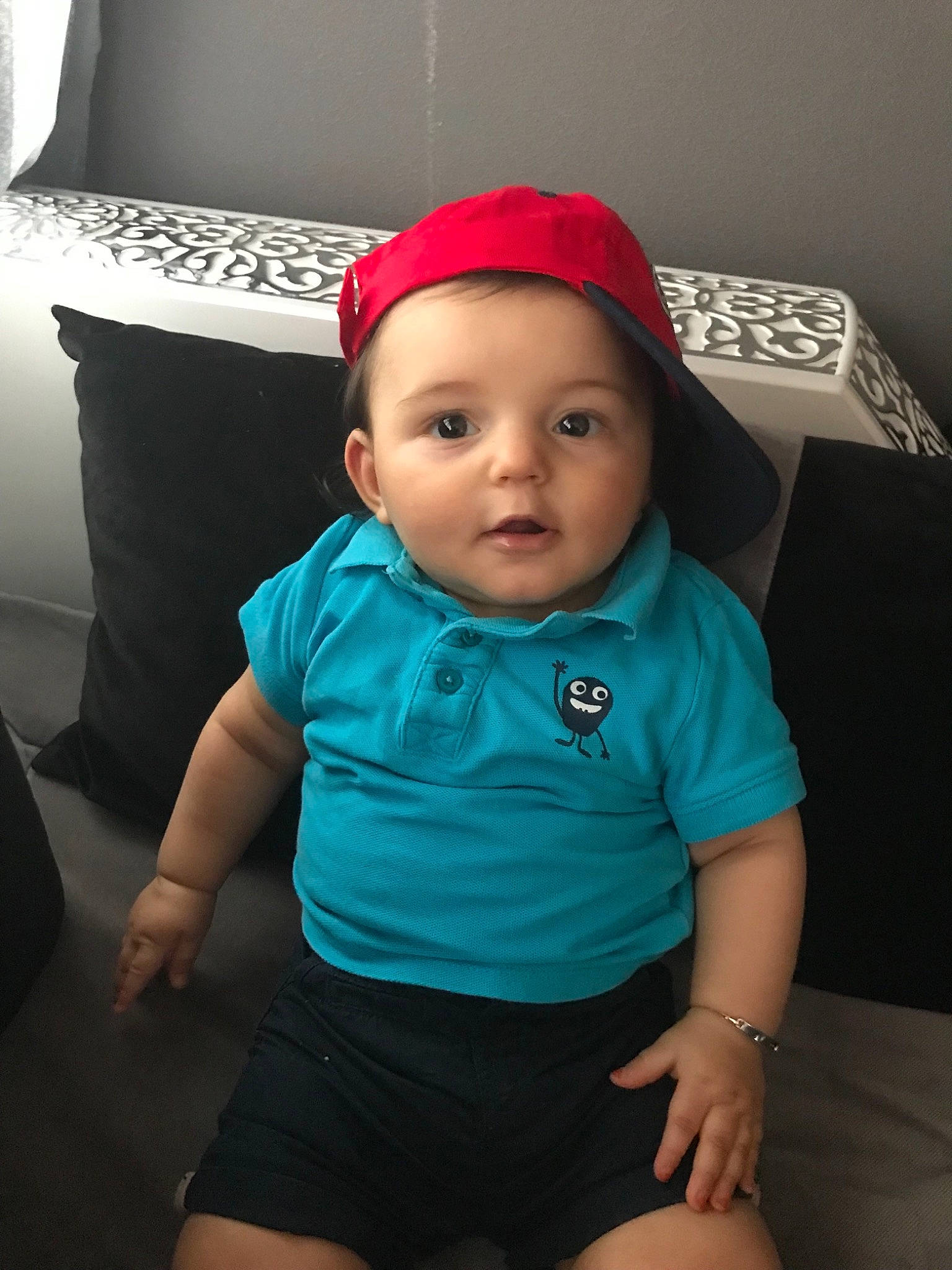Driss a rejoint le concours — aidez-le/la à gagner de superbes lots ! abdomen, arm, baby, baby_toddler_clothing, blue, cheek, child, clothing, fashion_accessory, head, headgear, leg, neck, person, shoulder, skin, sleeve, t_shirt, thigh, toddler
