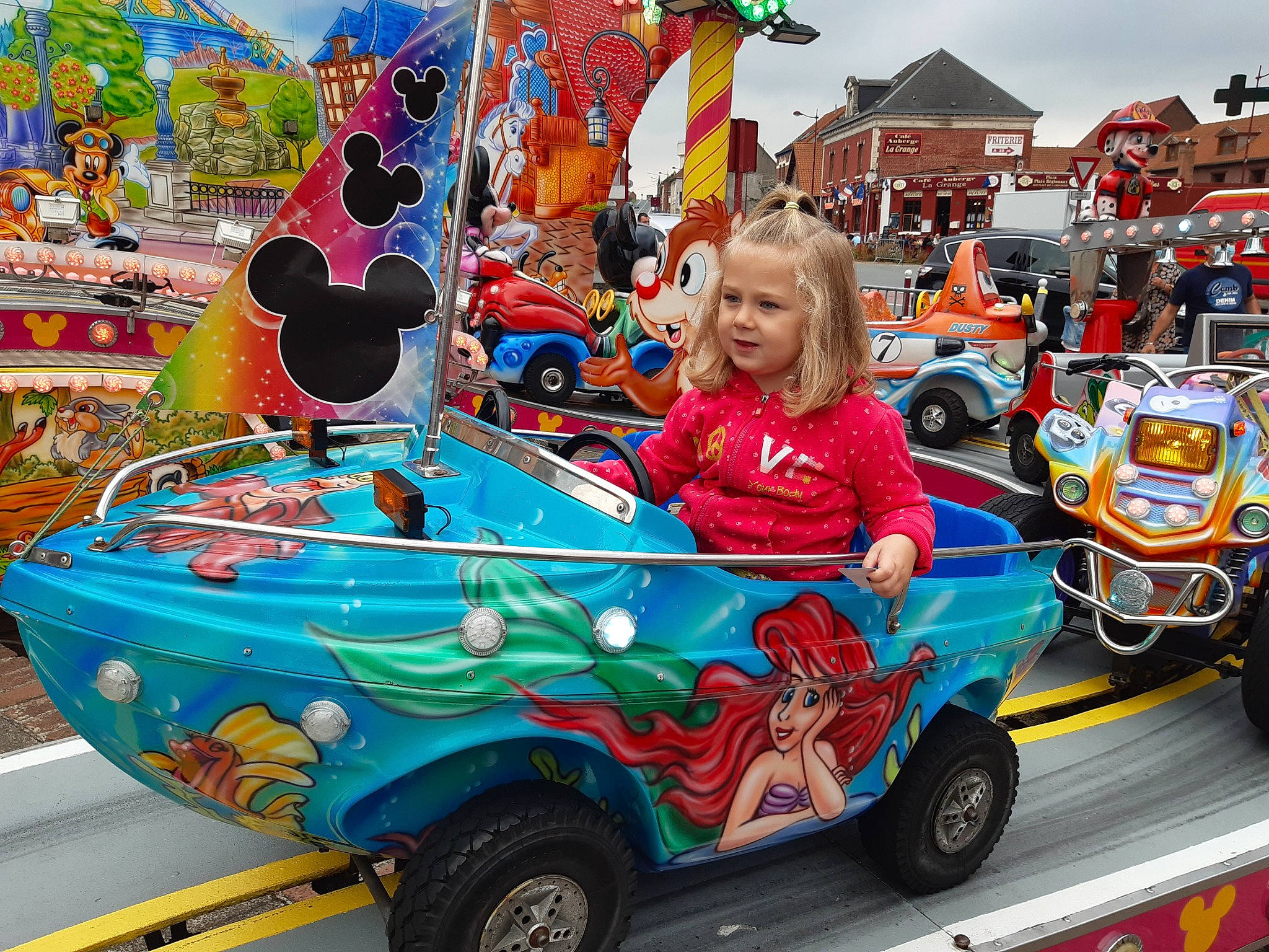 Anaïs a rejoint le concours — aidez-le/la à gagner de superbes lots ! amusement_ride, art, automotive_design, automotive_exterior, bumper, car, classic, jacket, leisure, motor_vehicle, person, photograph, pink, product, recreation, riding_toy, tire, toddler, toy, vehicle