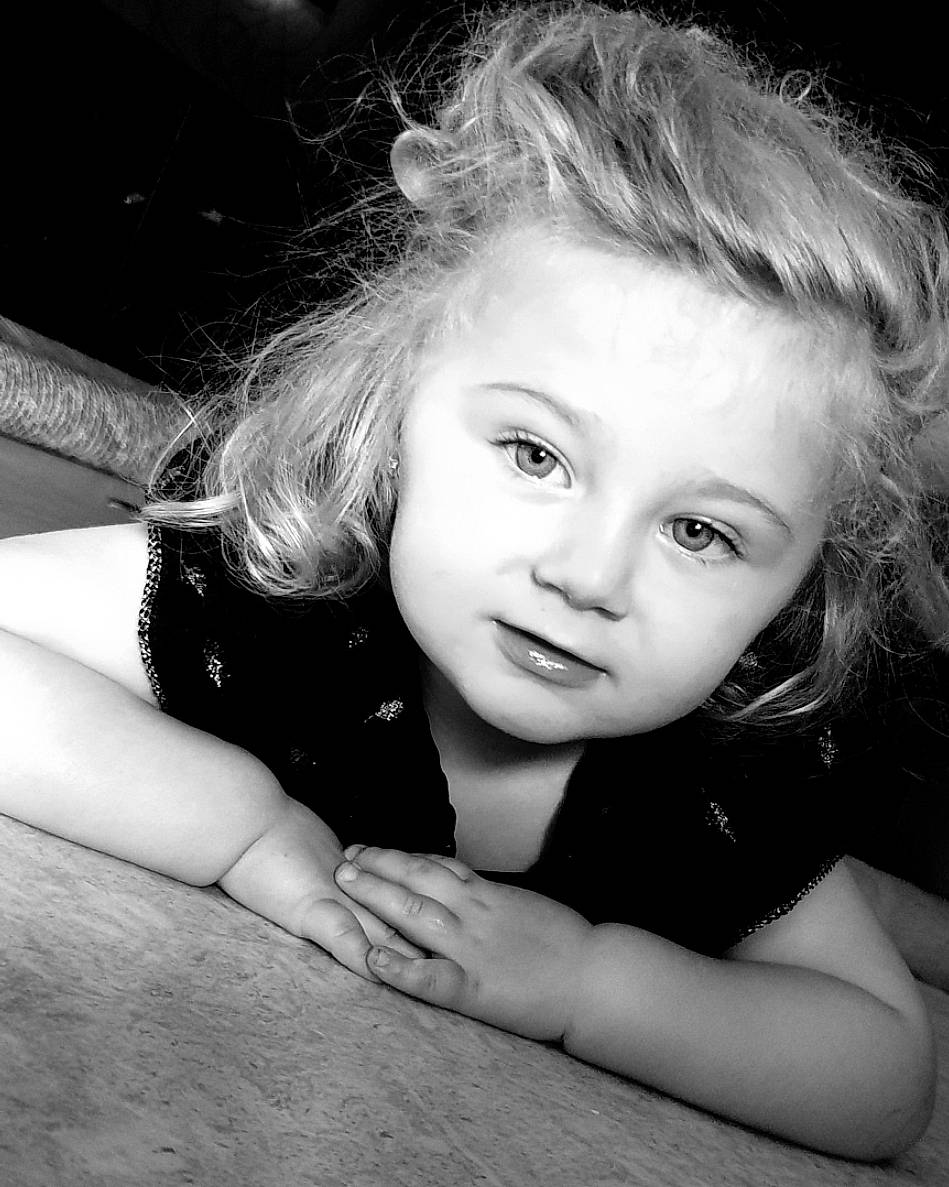 Anaïs participe au concours pour gagner de l'argent avec cette photo : beauty, black_and_white, cheek, chin, eyebrow, eyelash, flash_photography, fun, happy, iris, lip, long_hair, mouth, nose, person, skin, smile, standing, style, tints_and_shades