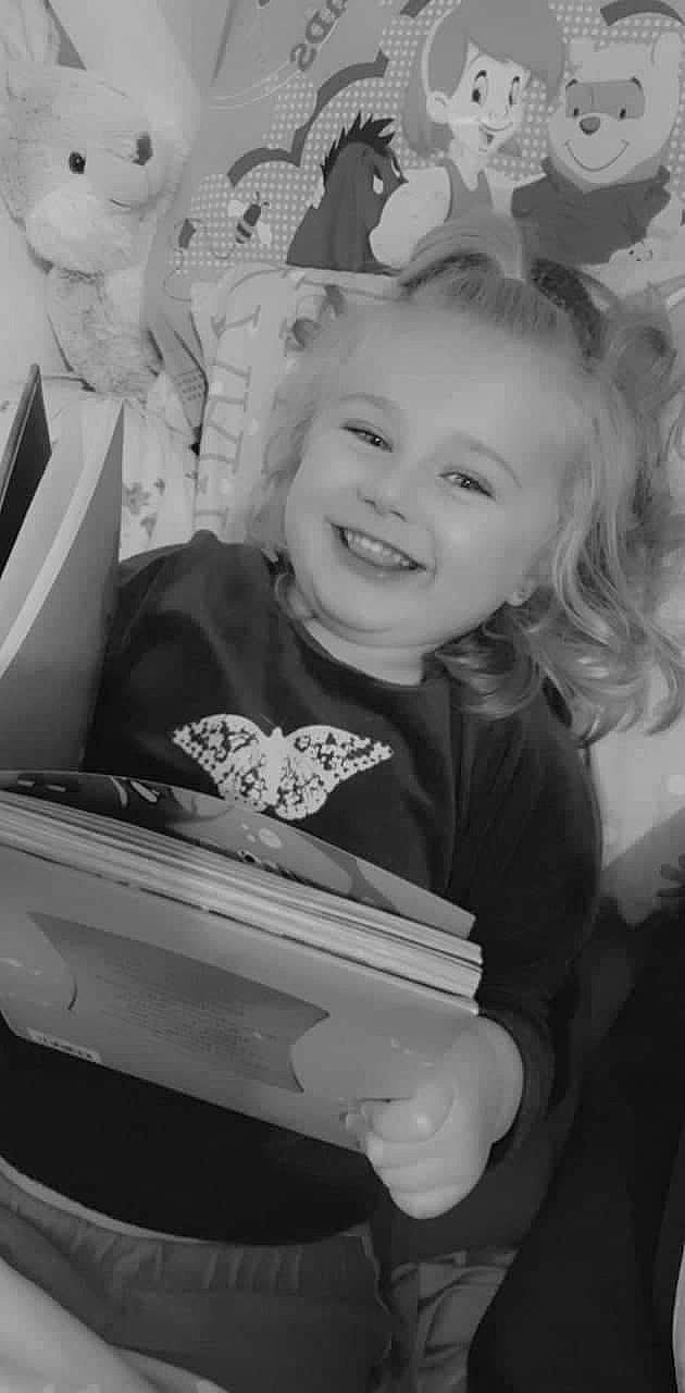 Anaïs participe au concours pour gagner de l'argent avec cette photo : black, black_and_white, cheek, child, face, fun, hairstyle, happy, head, iris, joy, monochrome, monochrome_photography, organ, person, photograph, smile, snapshot, standing, style