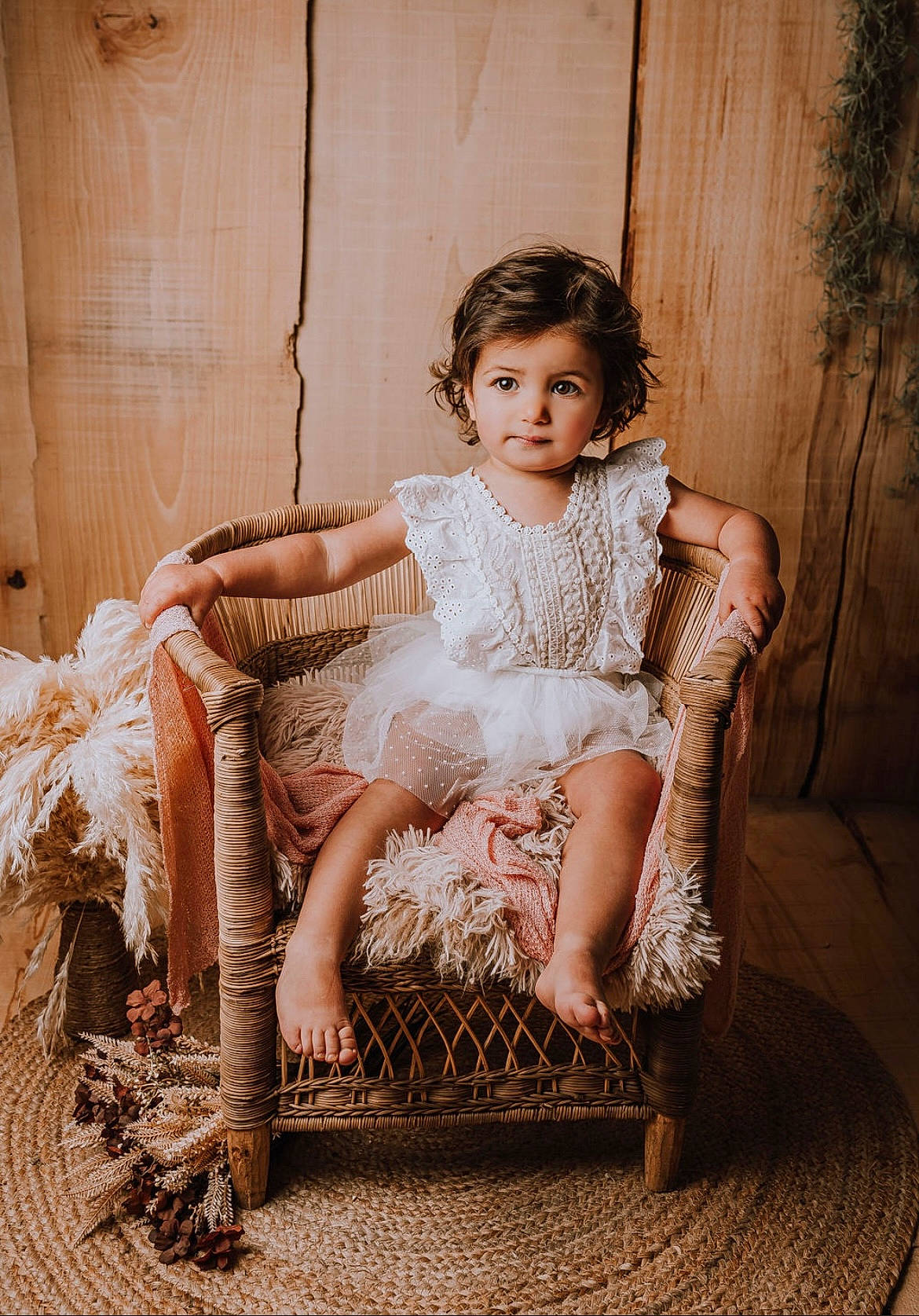 Rose participe au concours pour gagner de l'argent avec cette photo : brown_hair, child, dress, embellishment, fashion_design, flash_photography, fun, fur, happy, human_body, human_leg, leg, long_hair, necklace, person, sitting, skin, thigh, vintage_clothing, window