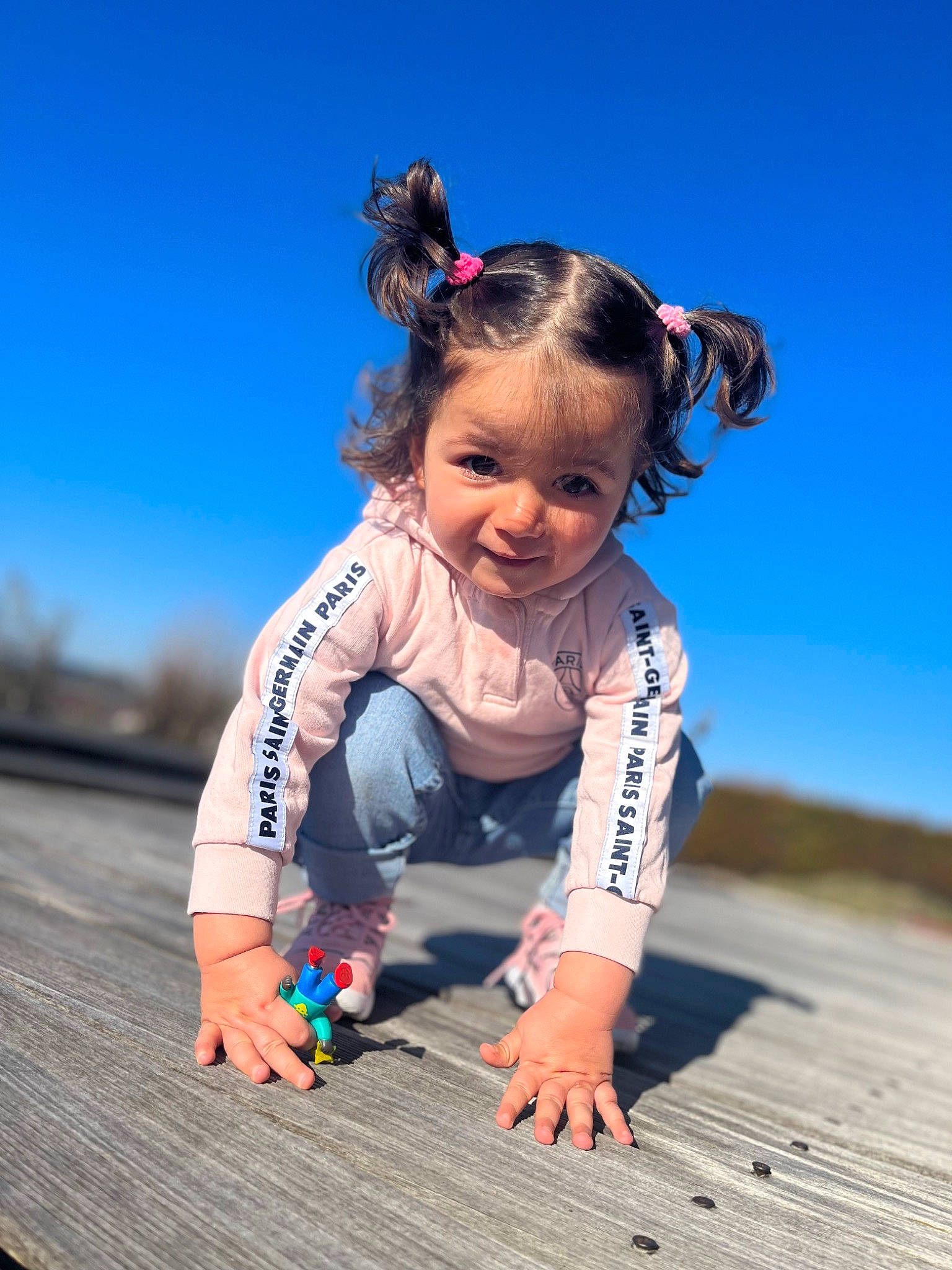 Rose a rejoint le concours — aidez-le/la à gagner de superbes lots ! child, electric_blue, flash_photography, flooring, fun, grass, happy, landscape, leisure, people_in_nature, person, personal_protective_equipment, recreation, sandal, sitting, sky, soil, toddler, travel, vacation