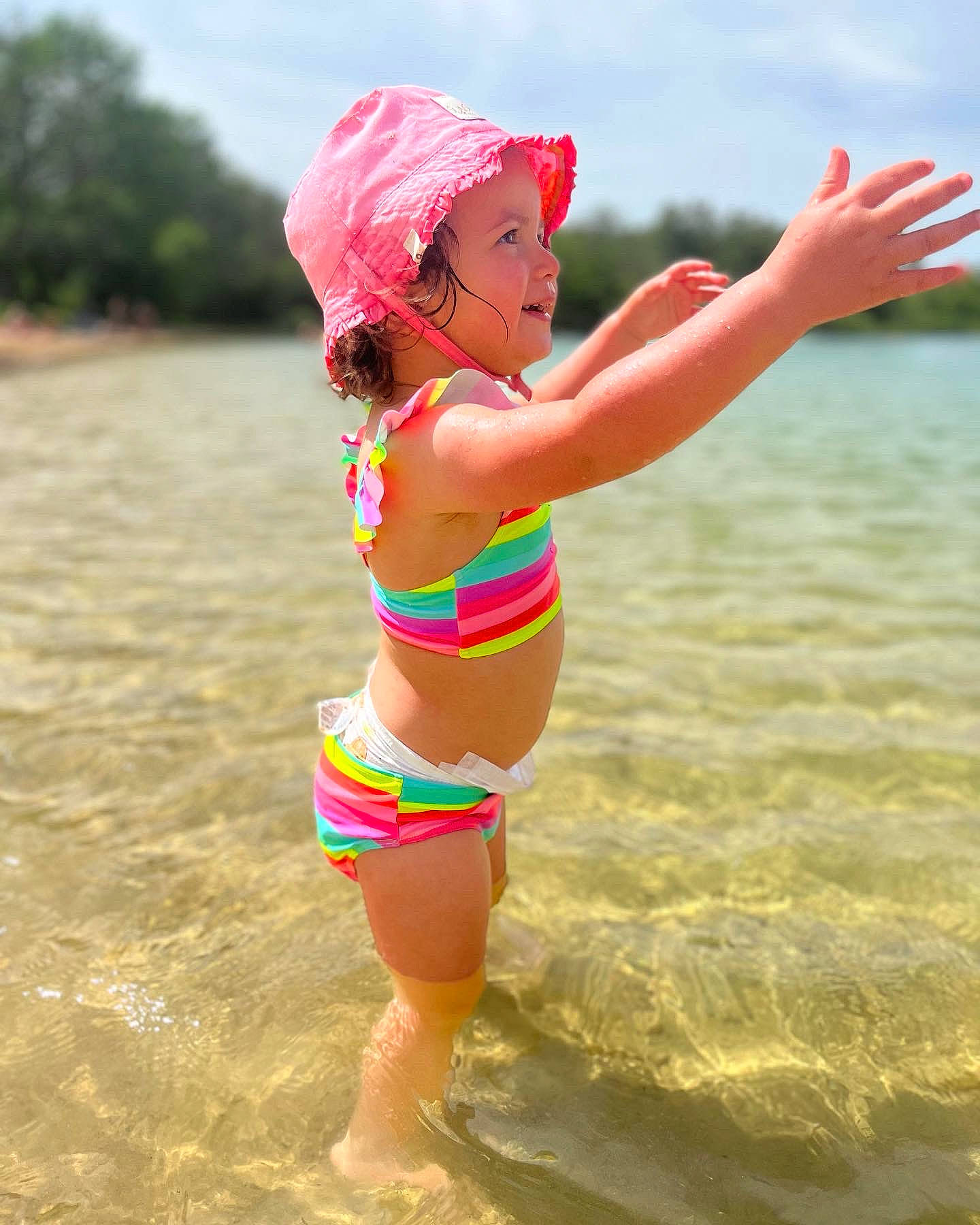 Rose participe au concours pour gagner de l'argent avec cette photo : beach, body_of_water, brassiere, fun, happy, hat, headgear, headwear, lingerie, lingerie_top, people_in_nature, people_on_beach, person, pink, sky, summer, swimsuit_bottom, swimsuit_top, swimwear, thigh