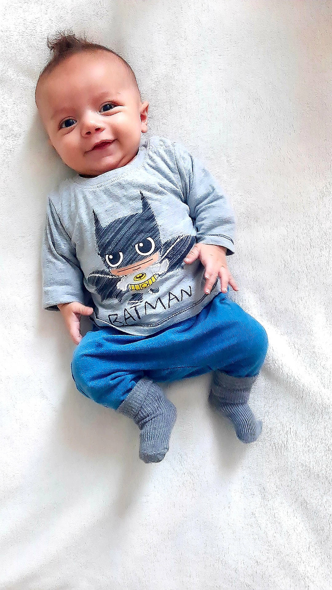 Elyo a rejoint le concours — aidez-le/la à gagner de superbes lots ! arm, baby_toddler_clothing, cheek, chin, clothing, collar, eye, flash_photography, grey, hand, happy, head, iris, jeans, joy, leg, neck, person, skin, sleeve