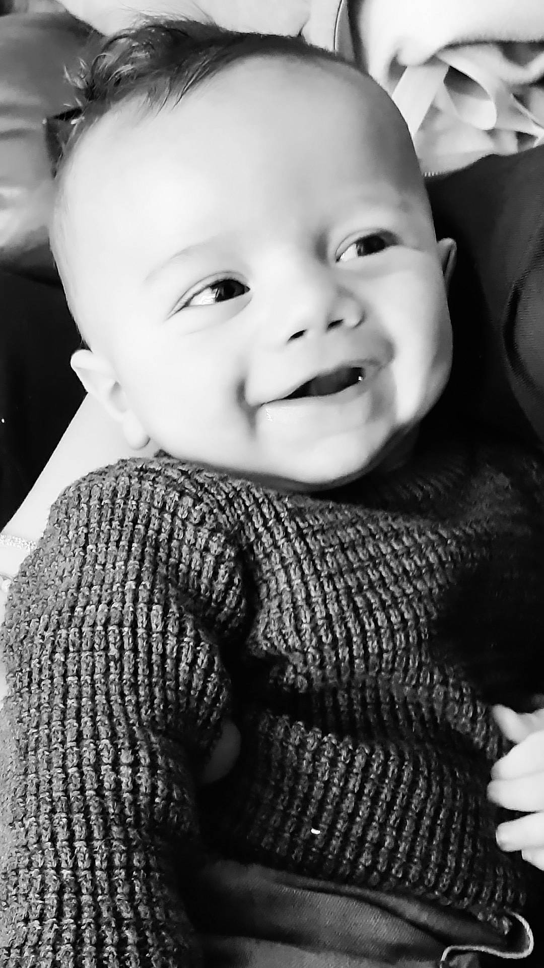 Elyo a rejoint le concours — aidez-le/la à gagner de superbes lots ! baby, baby_toddler_clothing, black, black_and_white, cheek, eye, flash_photography, grey, happy, head, iris, joy, lip, monochrome_photography, person, photograph, skin, sleeve, smile, style