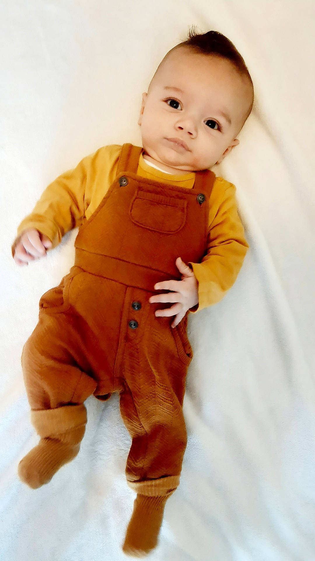 Elyo participe au concours pour gagner de l'argent avec cette photo : baby, baby_toddler_clothing, collar, face, fashion_design, flooring, formal_wear, gesture, head, human_body, jacket, nose, orange, outerwear, peach, person, sleeve, smile, thumb, toddler