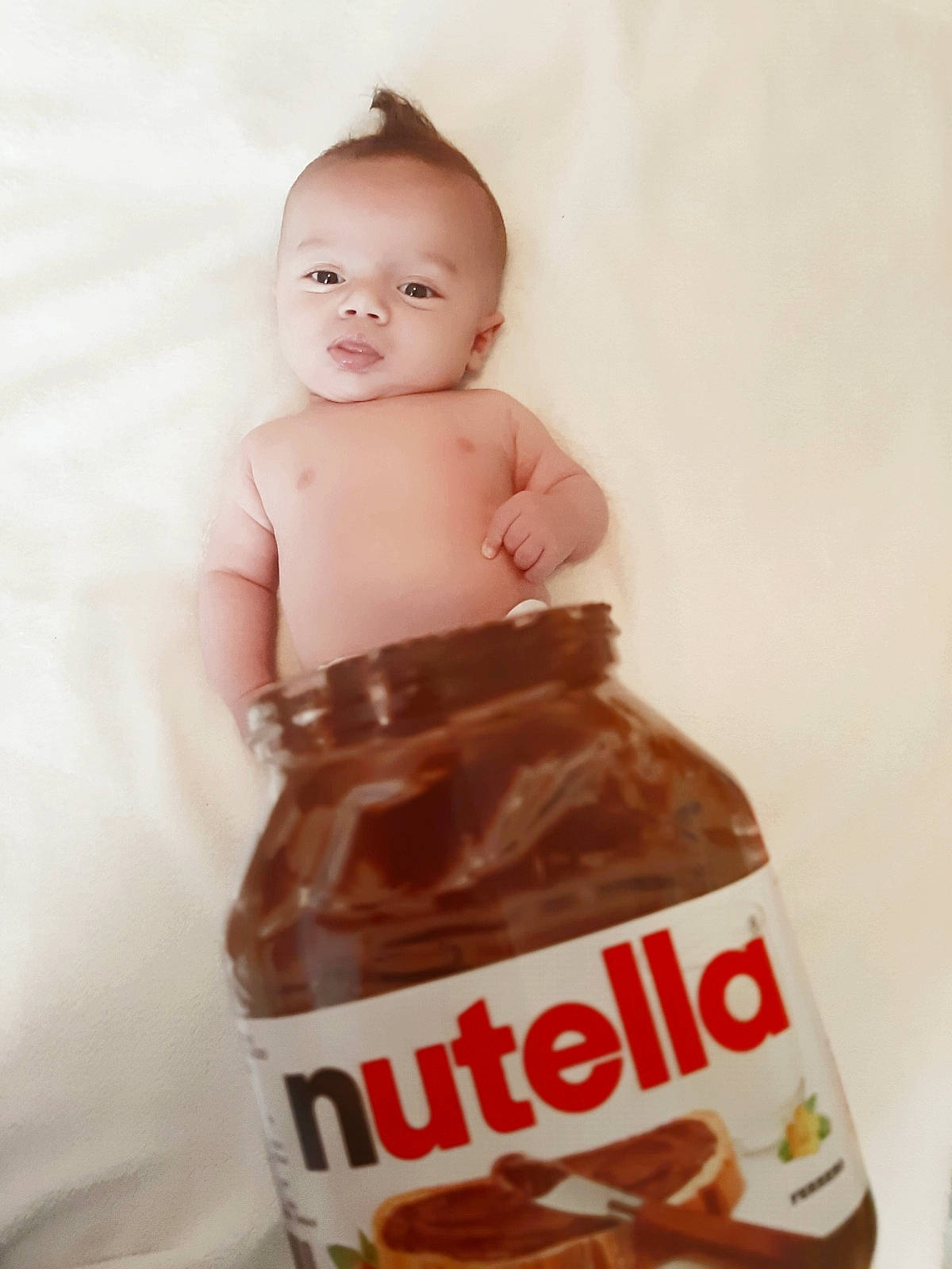 Elyo participe au concours pour gagner de l'argent avec cette photo : baby, baby_products, baby_toddler_clothing, bottle, chest, child, convenience_food, cuisine, drink, food, food_storage, happy, ingredient, junk_food, natural_foods, packaging_and_labeling, person, sleeve, snack, sweetness