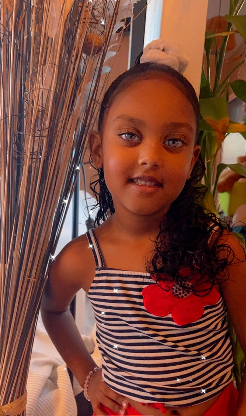 Myah participe au concours pour gagner de l'argent avec cette photo : abdomen, adaptation, beauty, black_hair, child, chin, curtain, eye, fashion_accessory, fashion_design, fun, happy, joy, leisure, long_hair, person, shoulder, smile, t_shirt, trunk