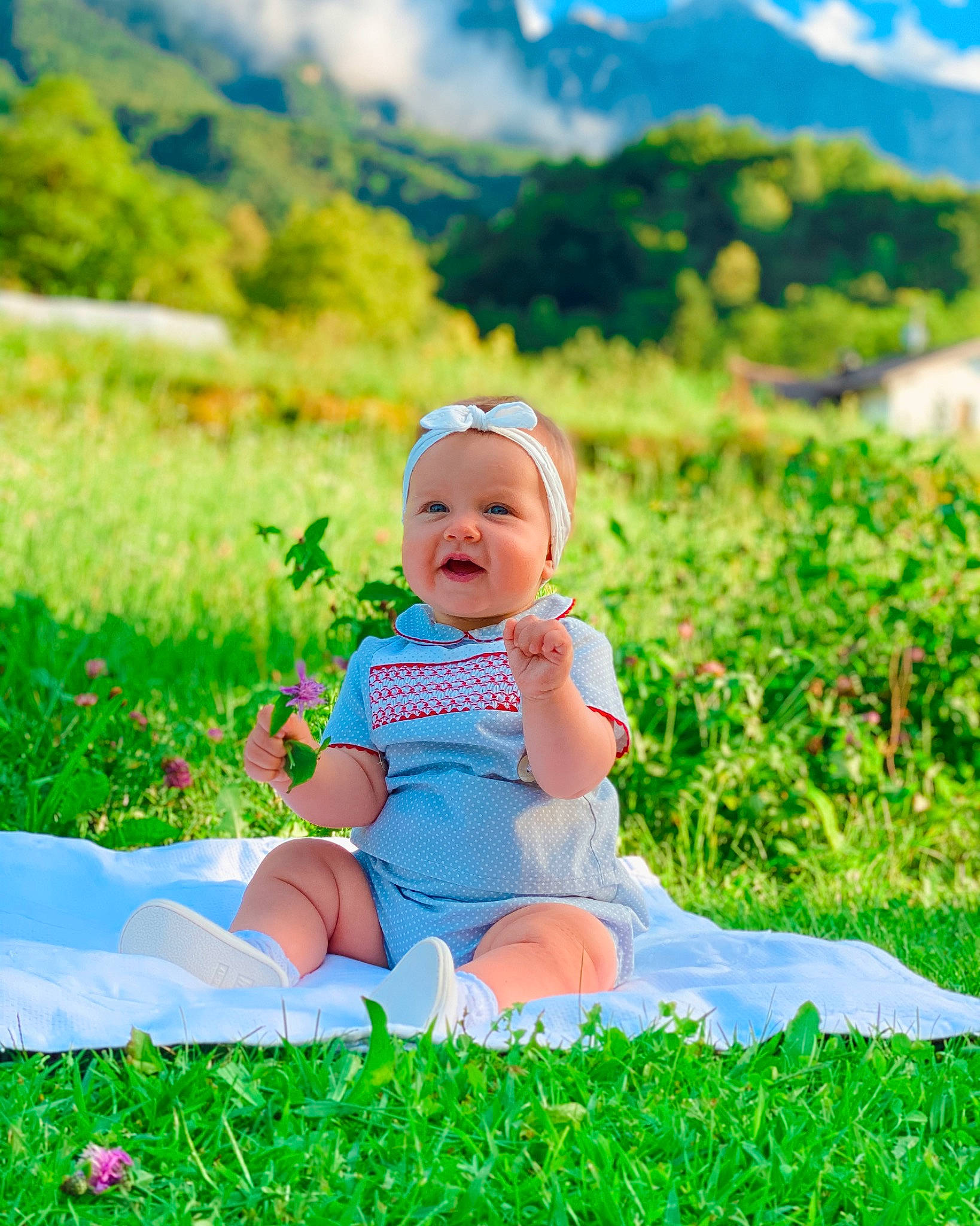 Mélina participe au concours pour gagner de l'argent avec cette photo : baby, child, fun, grass, grass_family, grassland, green, happy, headwear, meadow, people_in_nature, person, photograph, photography, plant, sitting, skin, sky, spring, summer