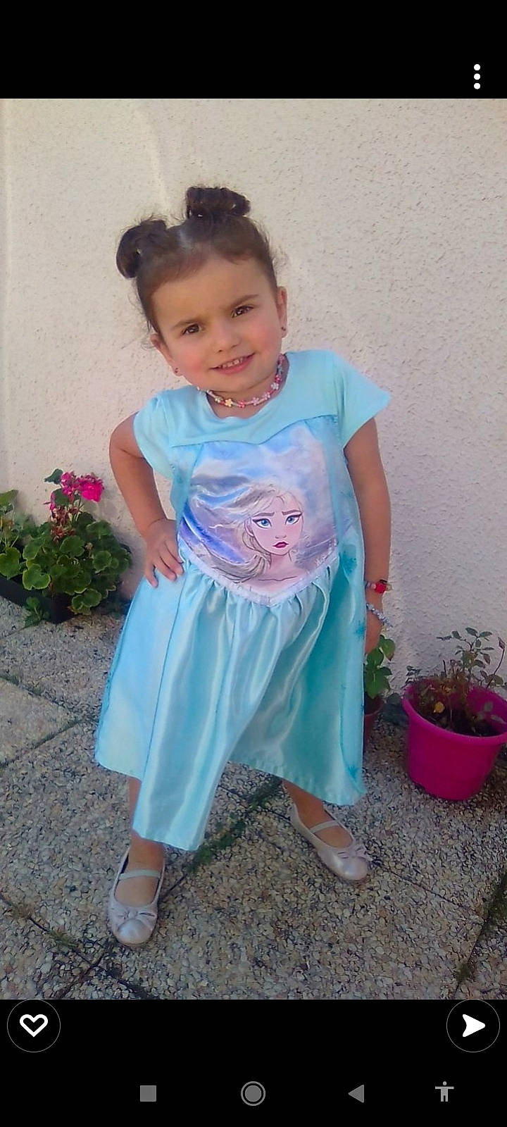 Lucia a rejoint le concours — aidez-le/la à gagner de superbes lots ! baby_toddler_clothing, day_dress, dress, electric_blue, flowerpot, formal_wear, happy, head, houseplant, joy, magenta, pattern, person, pink, plant, sandal, shoe, sleeve, smile, t_shirt