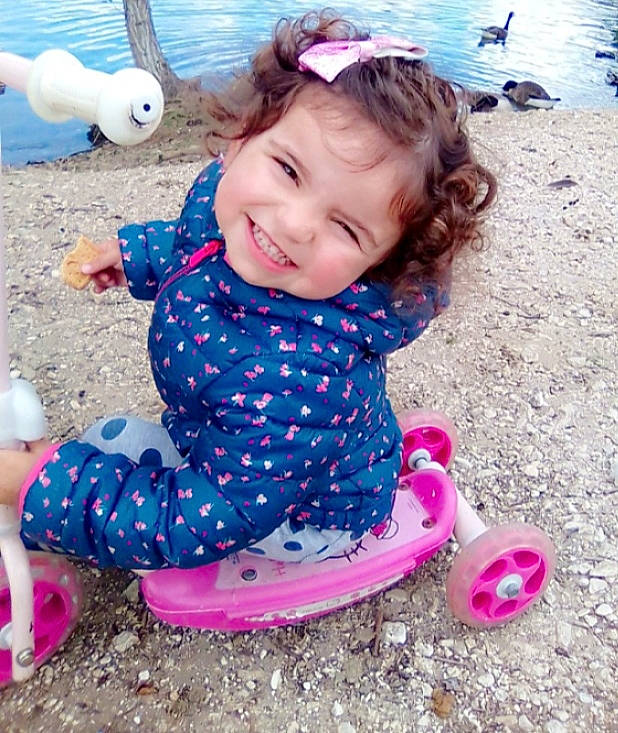 Lucia participe au concours pour gagner de l'argent avec cette photo : baby, baby_toddler_clothing, bird, blue, child, electric_blue, fun, happy, joy, leisure, magenta, pattern, person, photograph, pink, purple, recreation, smile, snapshot, toddler