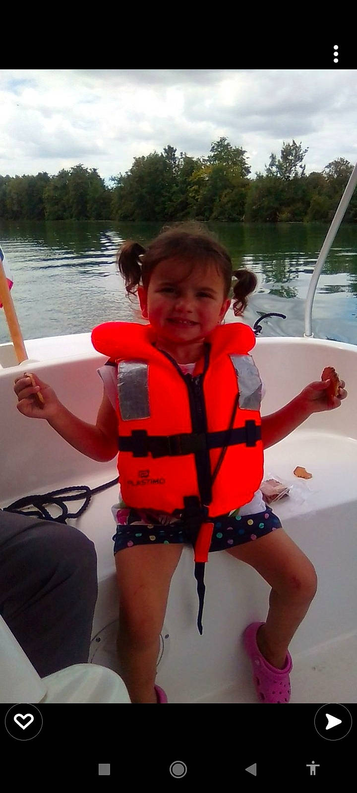 Lucia participe au concours pour gagner de l'argent avec cette photo : boat, boats_and_boating_equipment_and_supplies, cloud, fun, joy, lake, leg, leisure, lifejacket, outdoor_recreation, person, personal_protective_equipment, recreation, sky, smile, summer, toddler, tree, vertebrate, water