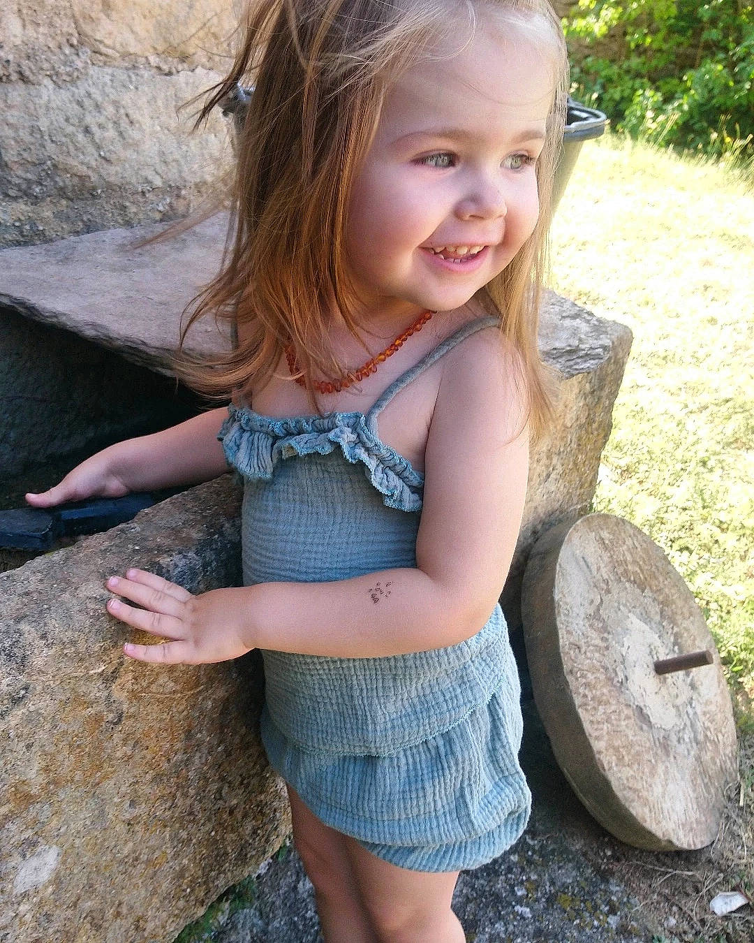 Louise participe au concours pour gagner de l'argent avec cette photo : child, eye, face, facial_expression, fawn, grass, hair, hairstyle, happy, head, joy, organ, person, plant, skin, smile, summer, thigh, toddler, trunk