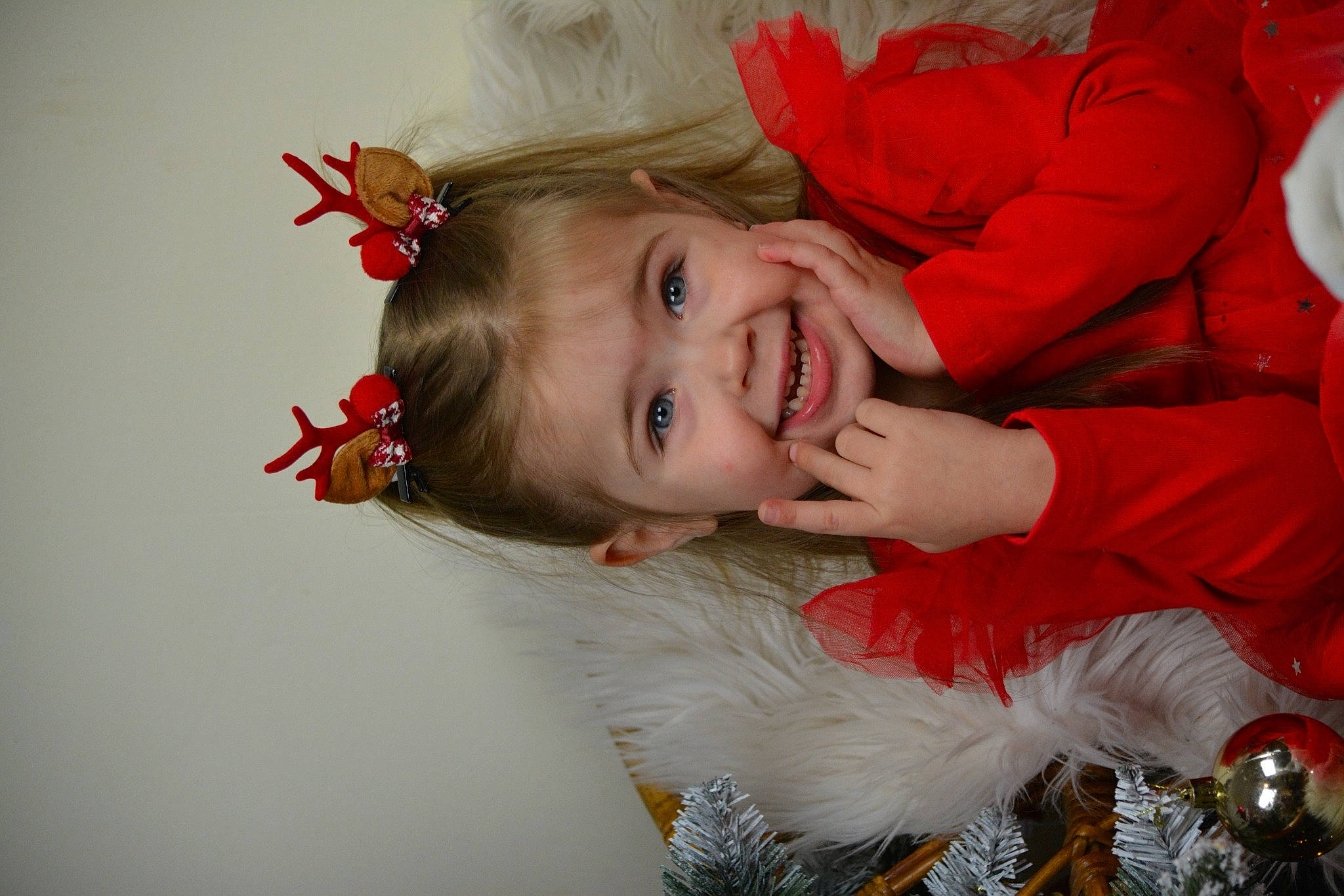 Louise participe au concours pour gagner de l'argent avec cette photo : arm, christmas, christmas_decoration, christmas_eve, christmas_ornament, dress, event, eye, flash_photography, fun, hair, happy, head, holiday, human_body, joy, person, smile, toddler, tradition