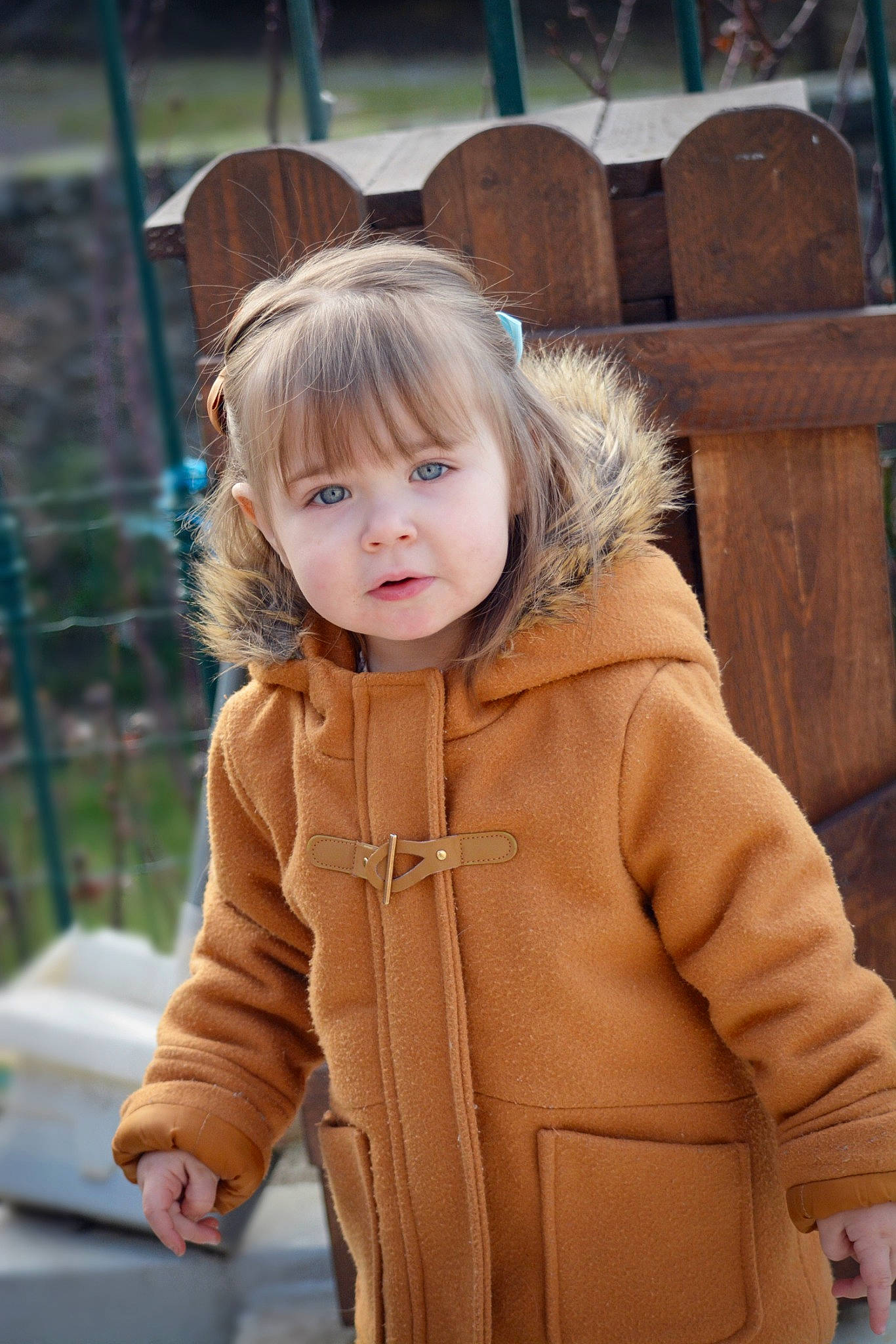 Louise a rejoint le concours — aidez-le/la à gagner de superbes lots ! blond, brown_hair, cheek, child, face, flooring, fun, fur, fur_clothing, hairstyle, happy, jacket, outerwear, person, sitting, skin, sleeve, street_fashion, toddler, winter