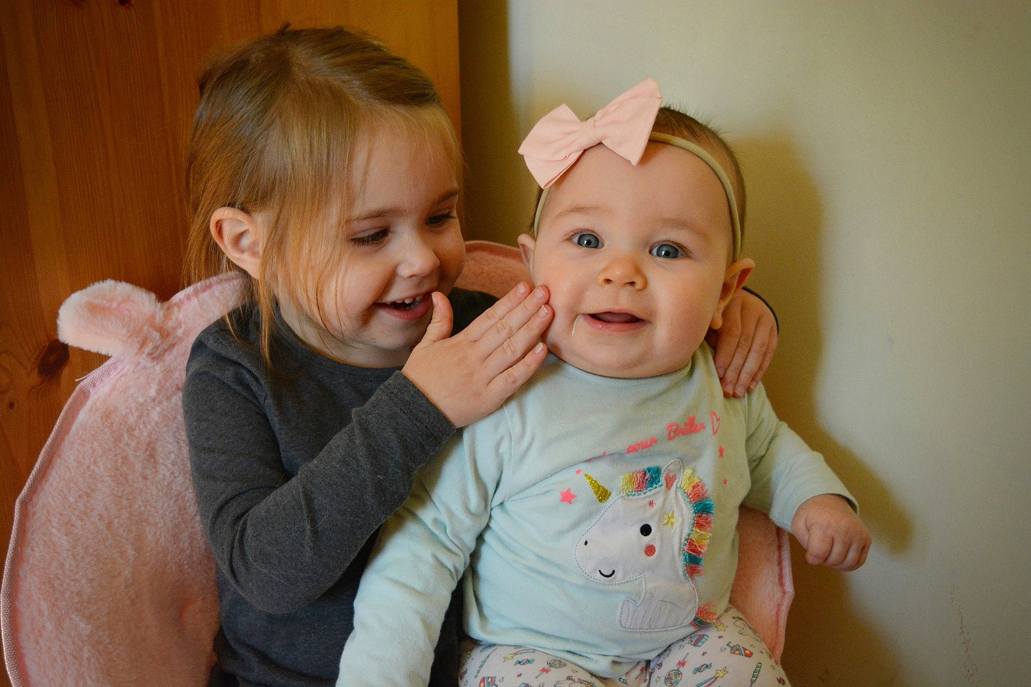 Léonie participe au concours pour gagner de l'argent avec cette photo : baby, baby_toddler_clothing, cheek, child, comfort, dress, facial_expression, fun, gesture, happy, headwear, iris, joy, lip, nose, person, product, sitting, skin, sleeve